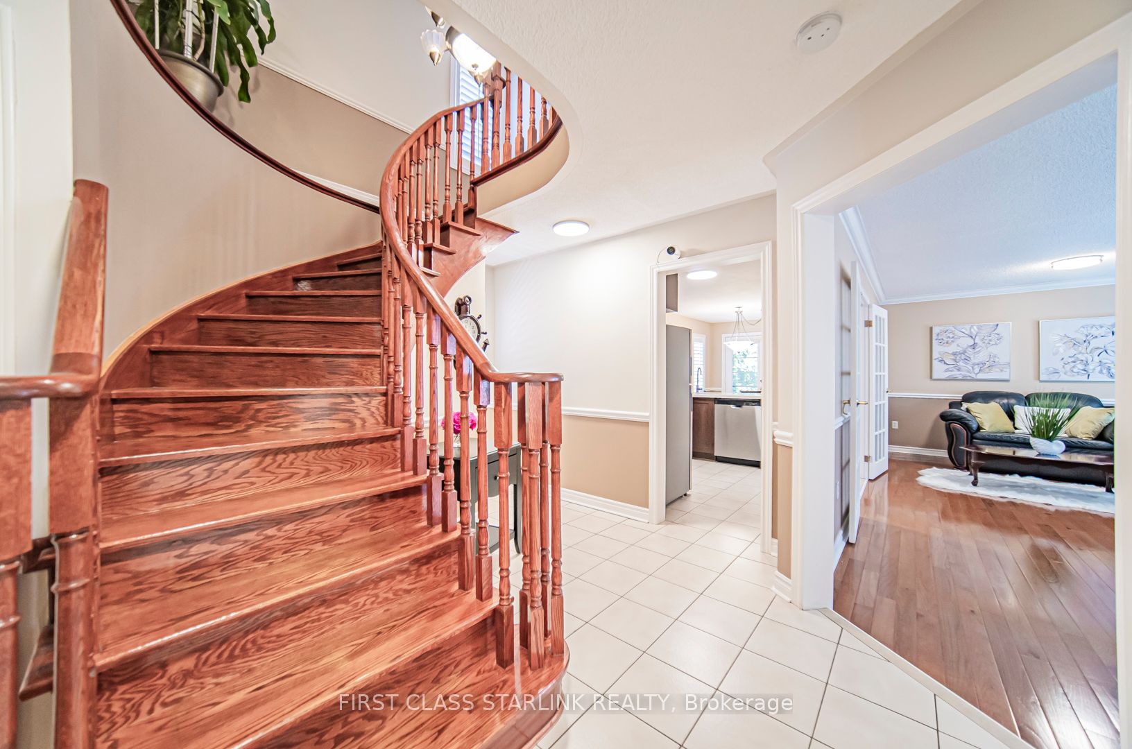 2576 Strathmore Cres