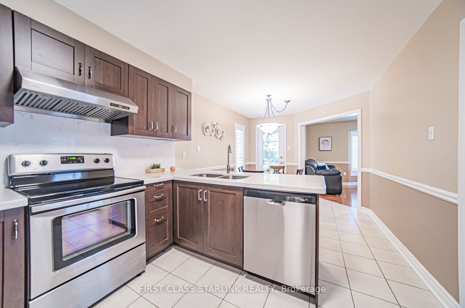 2576 Strathmore Cres
