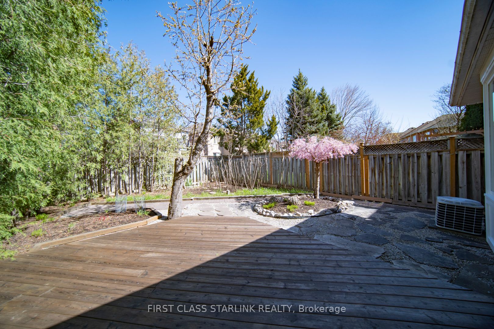 2576 Strathmore Cres