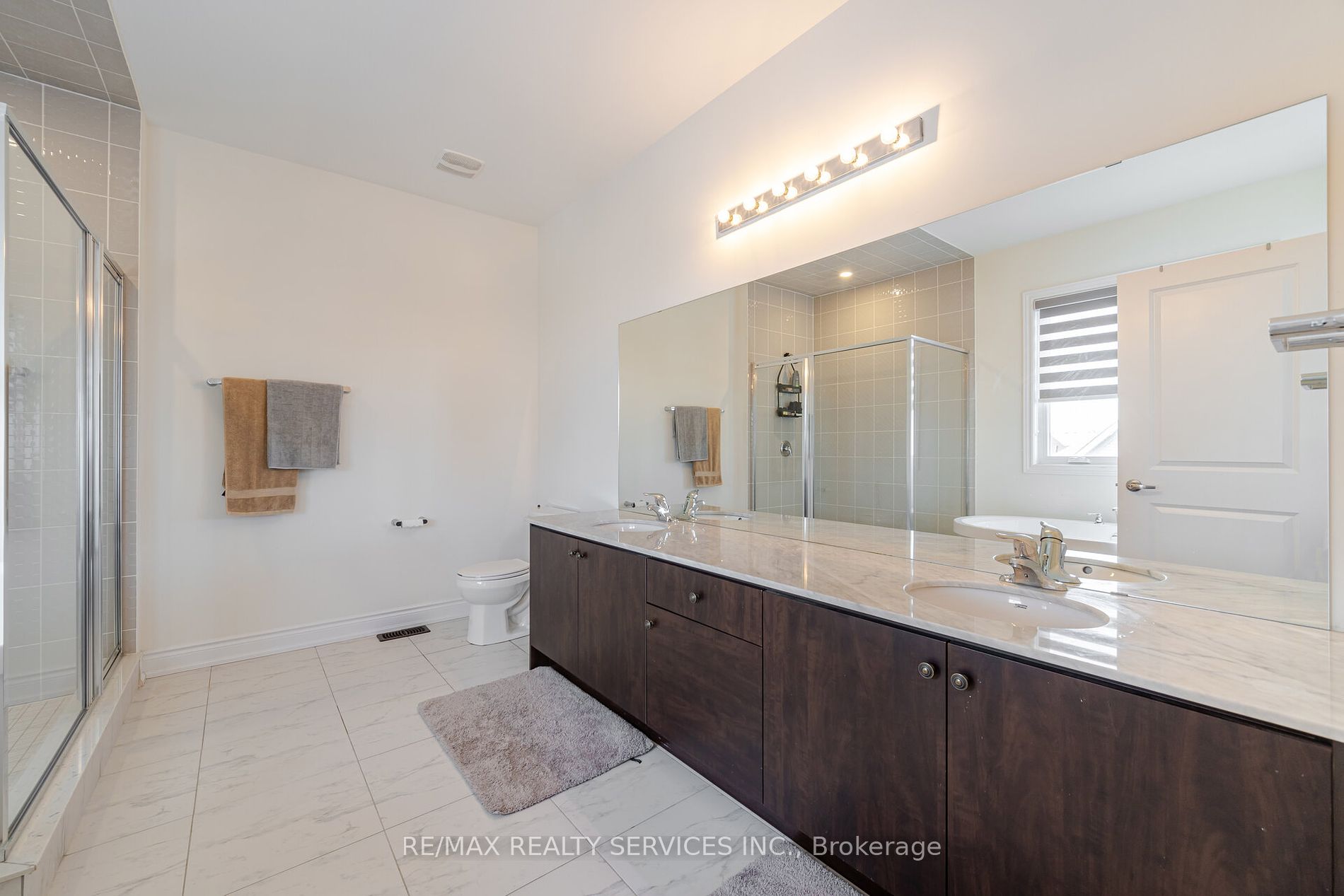 14 Lowell Cres