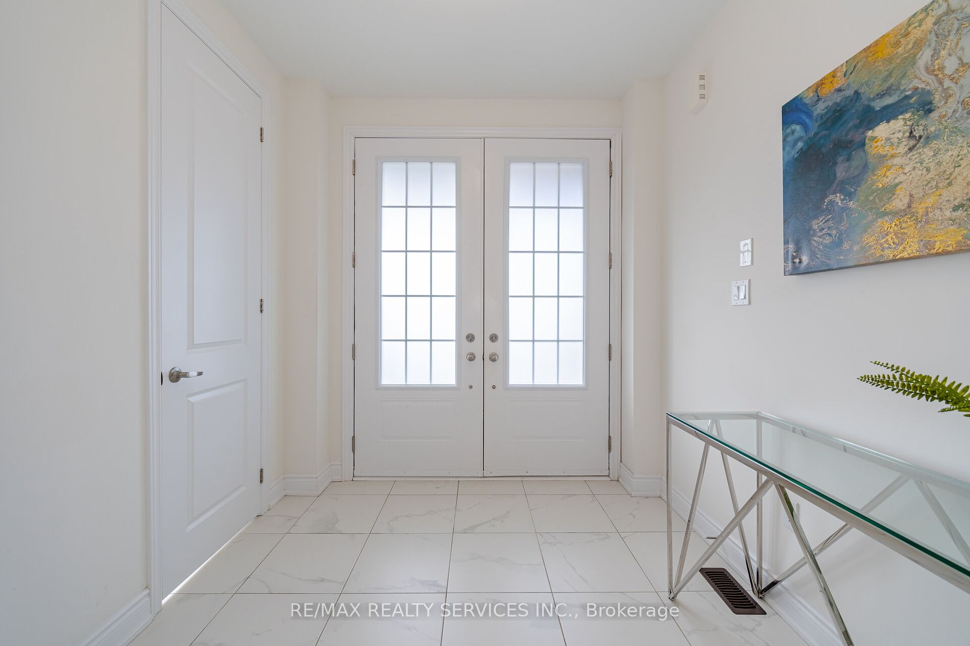 14 Lowell Cres