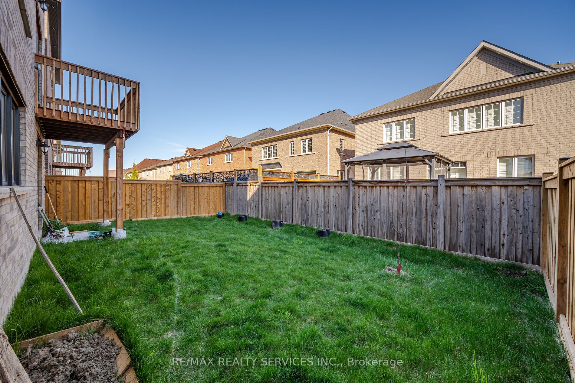 14 Lowell Cres