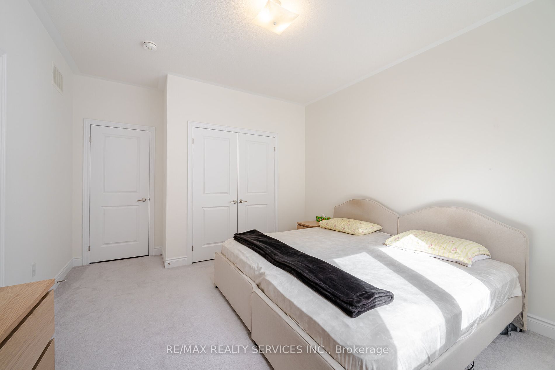 14 Lowell Cres