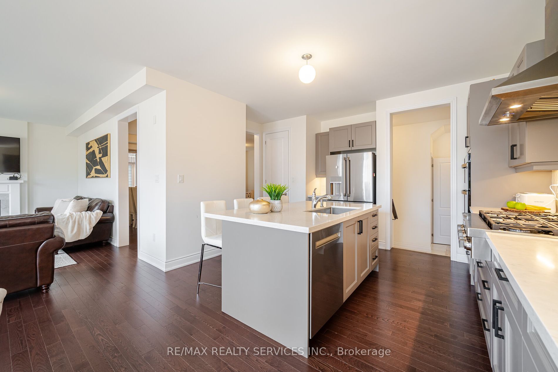 14 Lowell Cres
