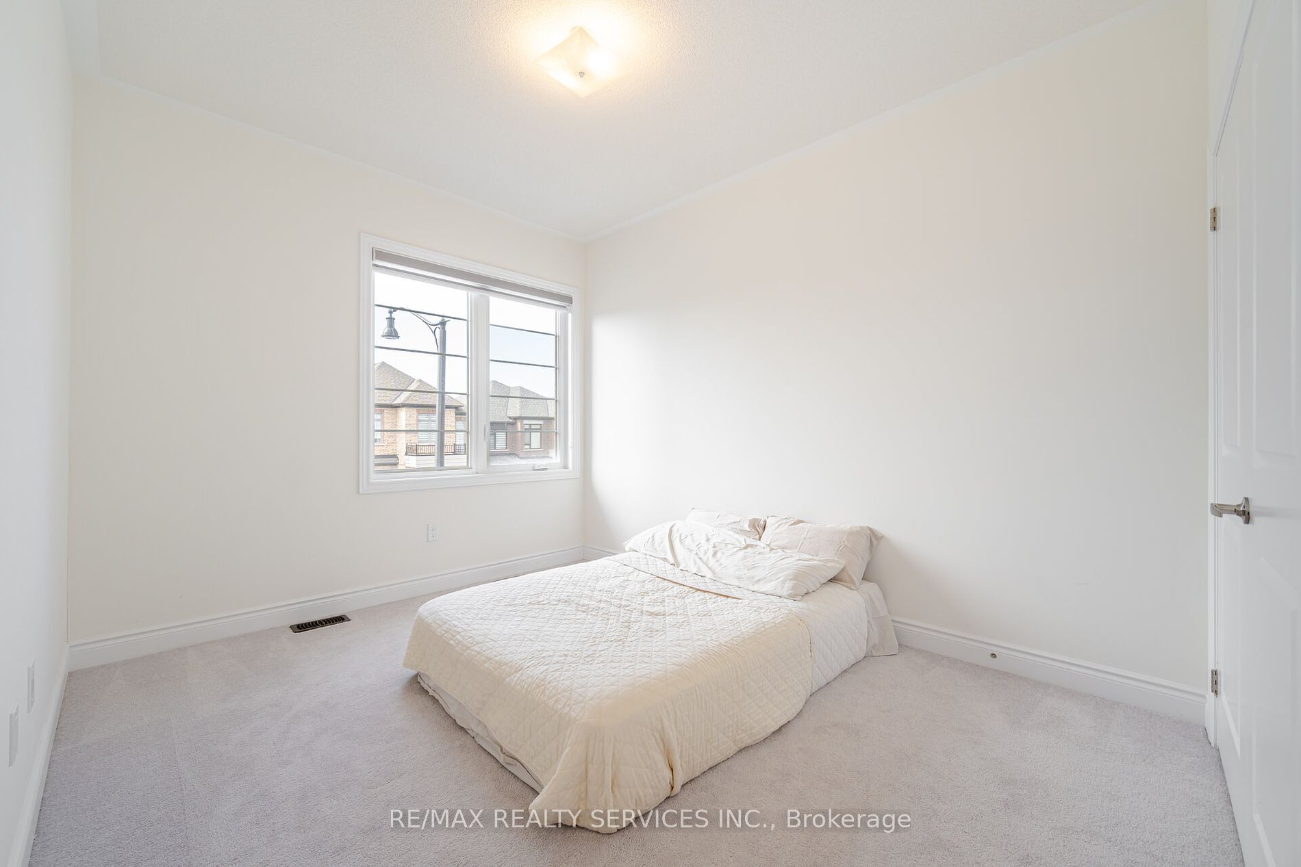 14 Lowell Cres