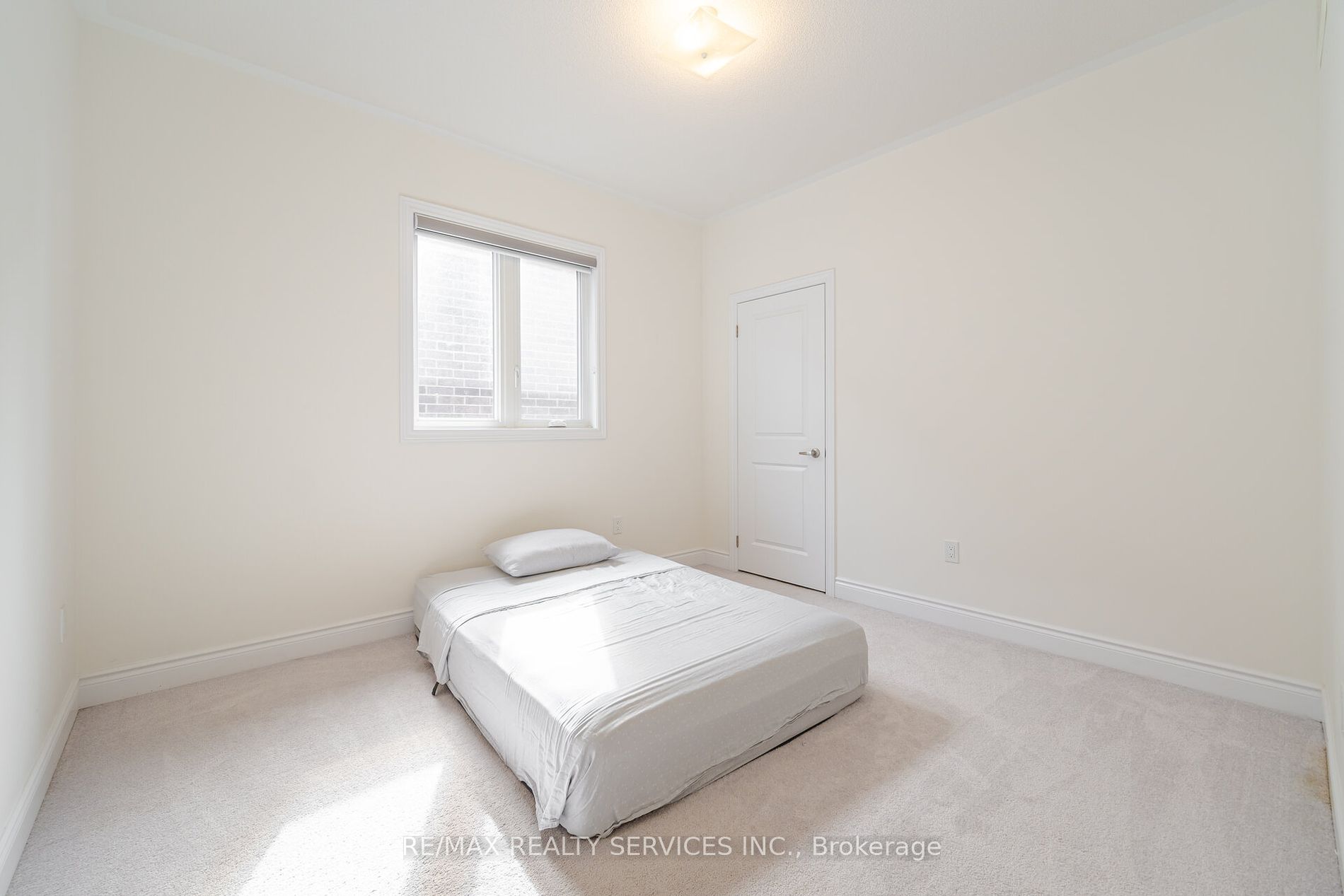 14 Lowell Cres