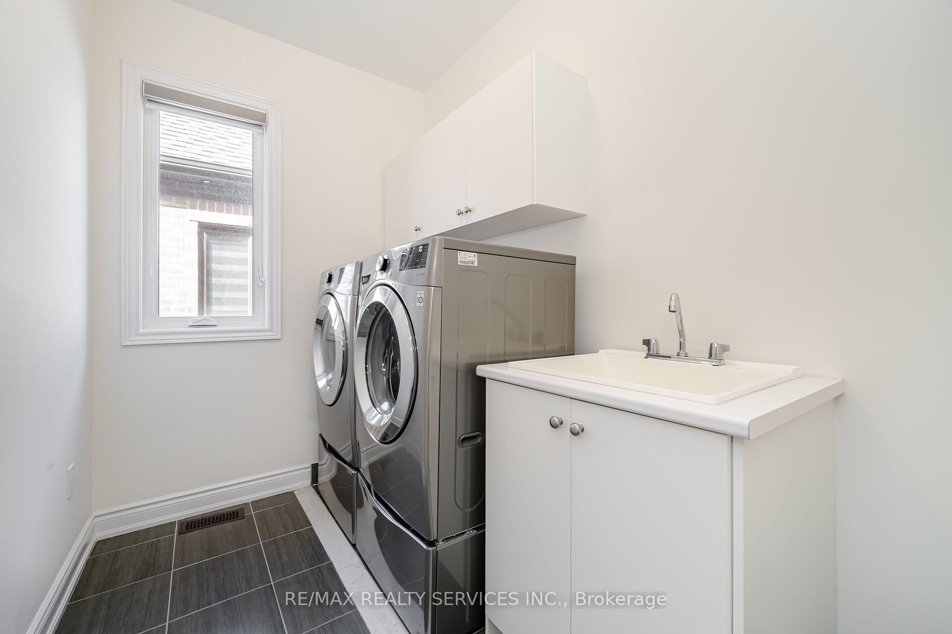 14 Lowell Cres