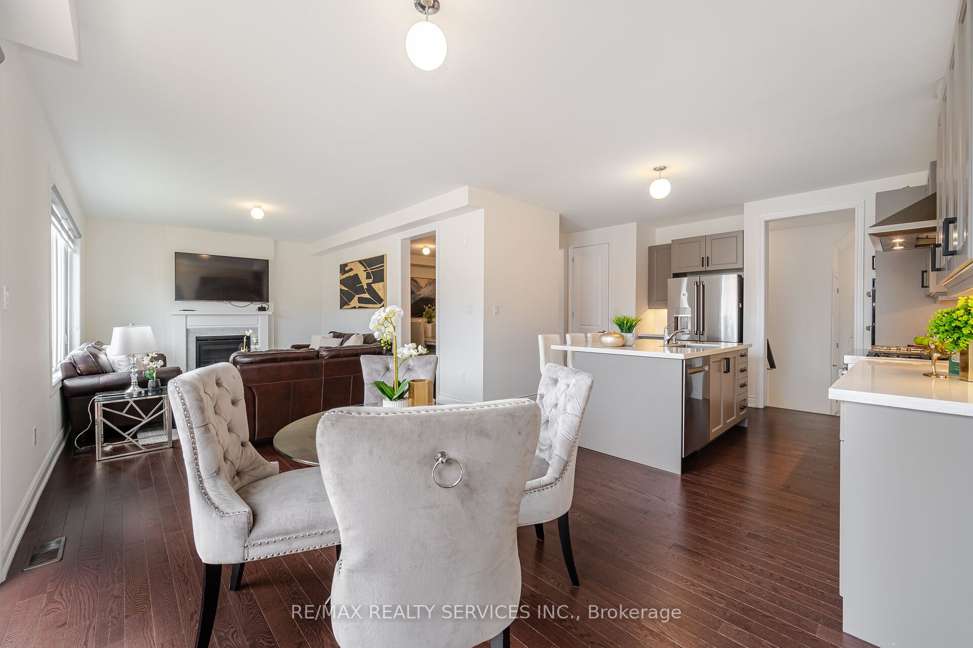 14 Lowell Cres