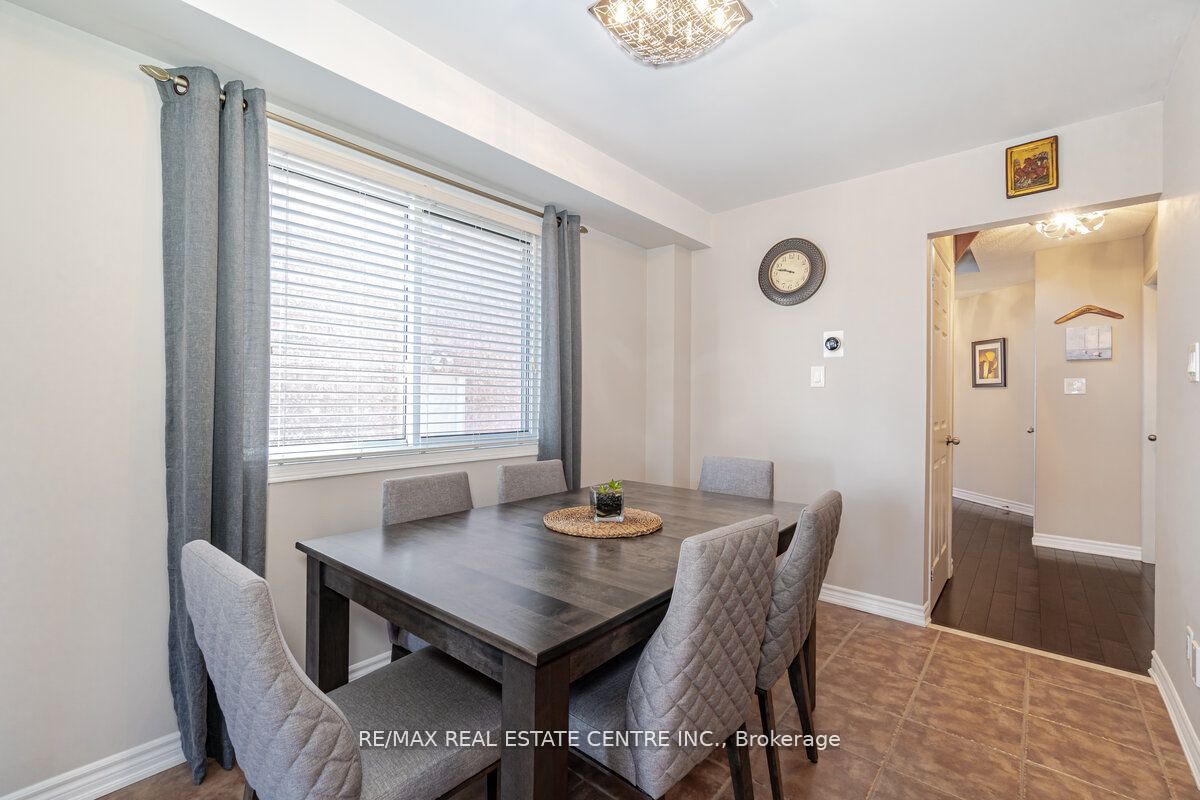 1193 Foxglove Pl