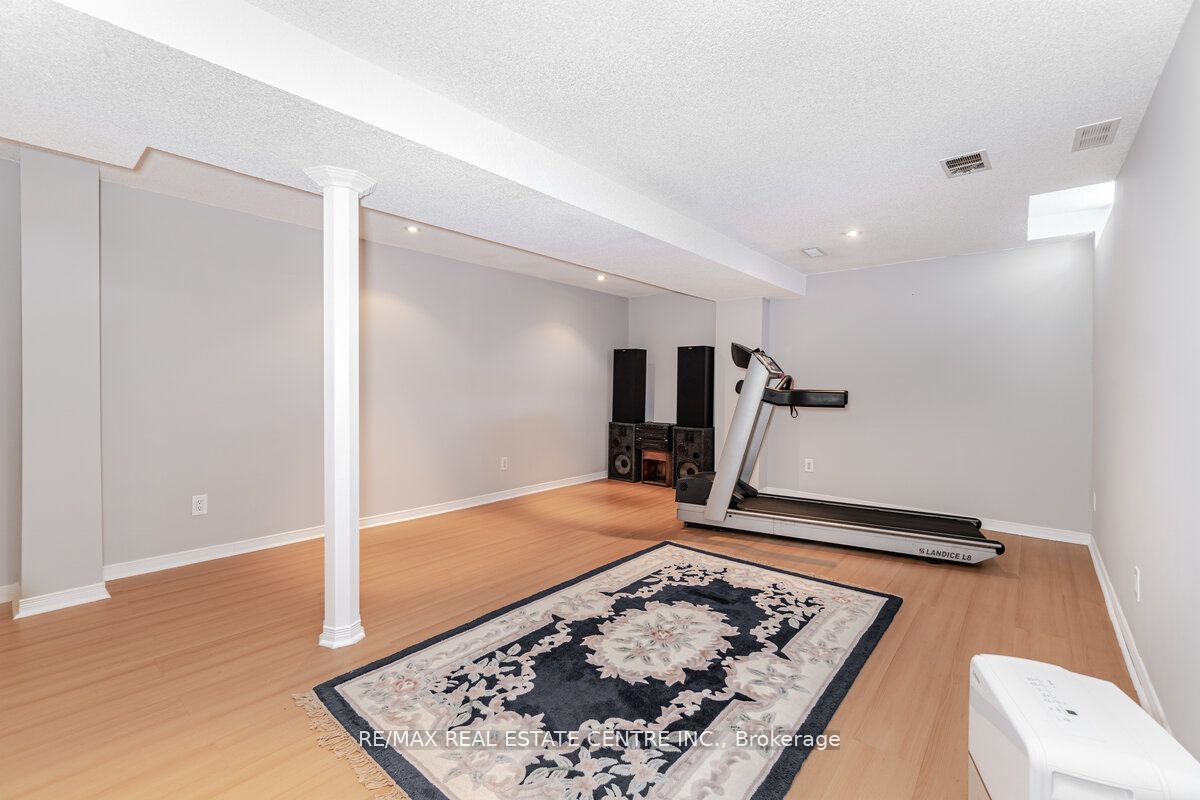 1193 Foxglove Pl