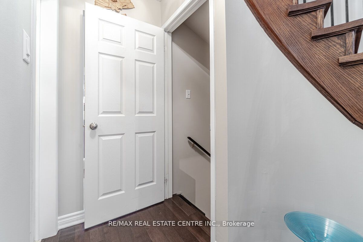 1193 Foxglove Pl