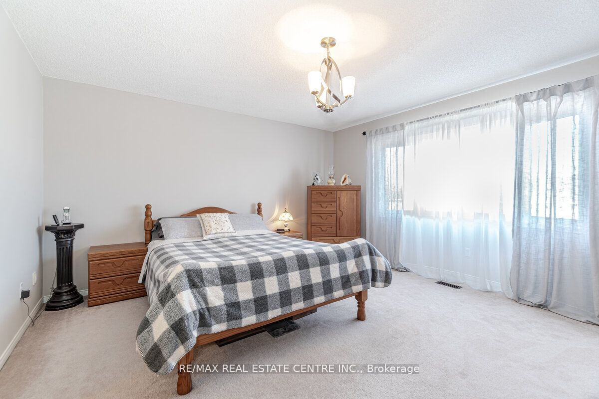 1193 Foxglove Pl