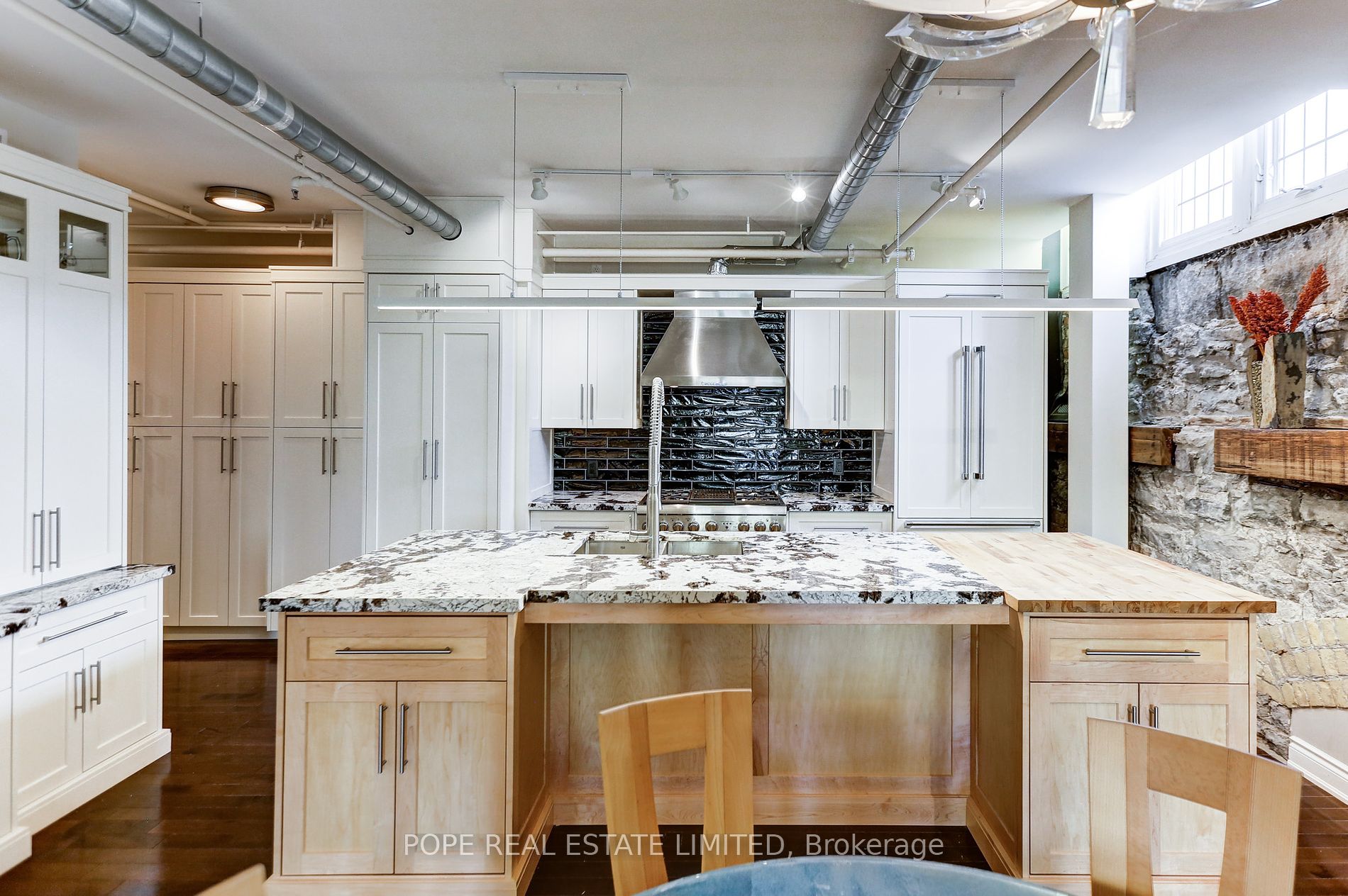 384 Sunnyside Ave, #202