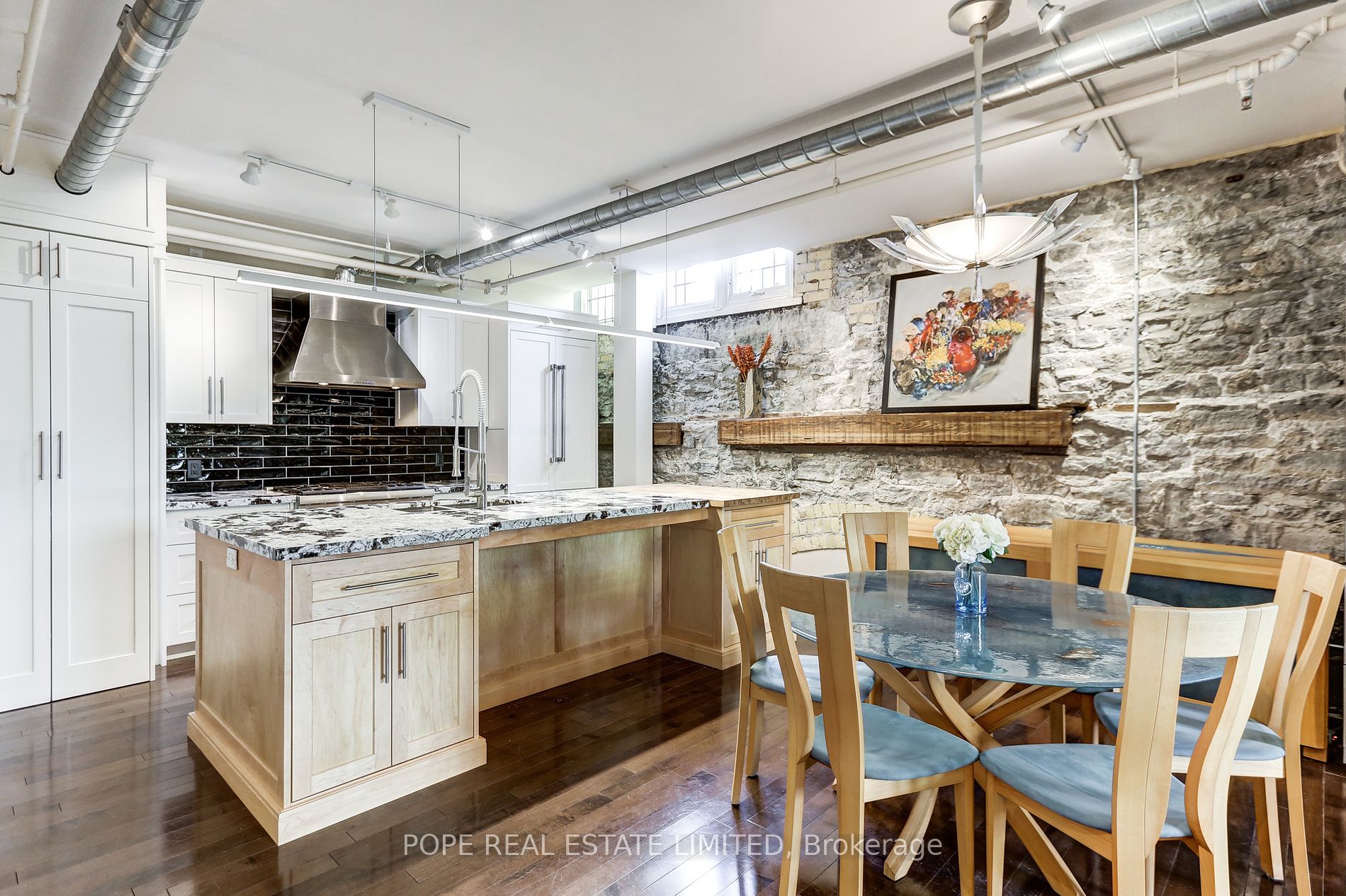 384 Sunnyside Ave, #202