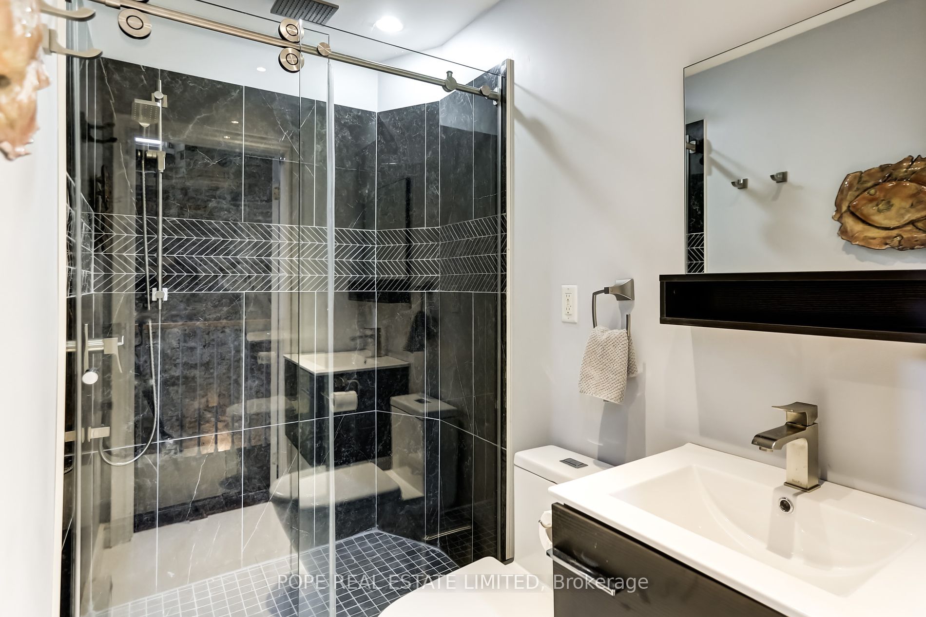 384 Sunnyside Ave, #202