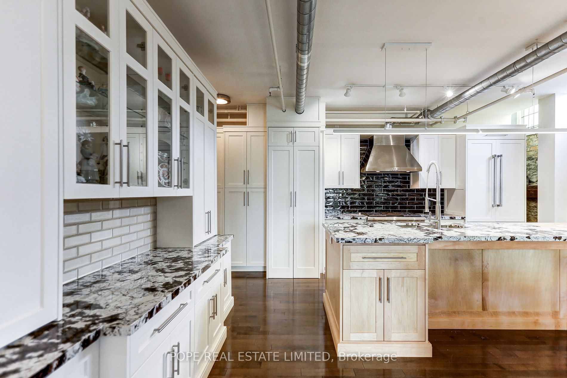 384 Sunnyside Ave, #202