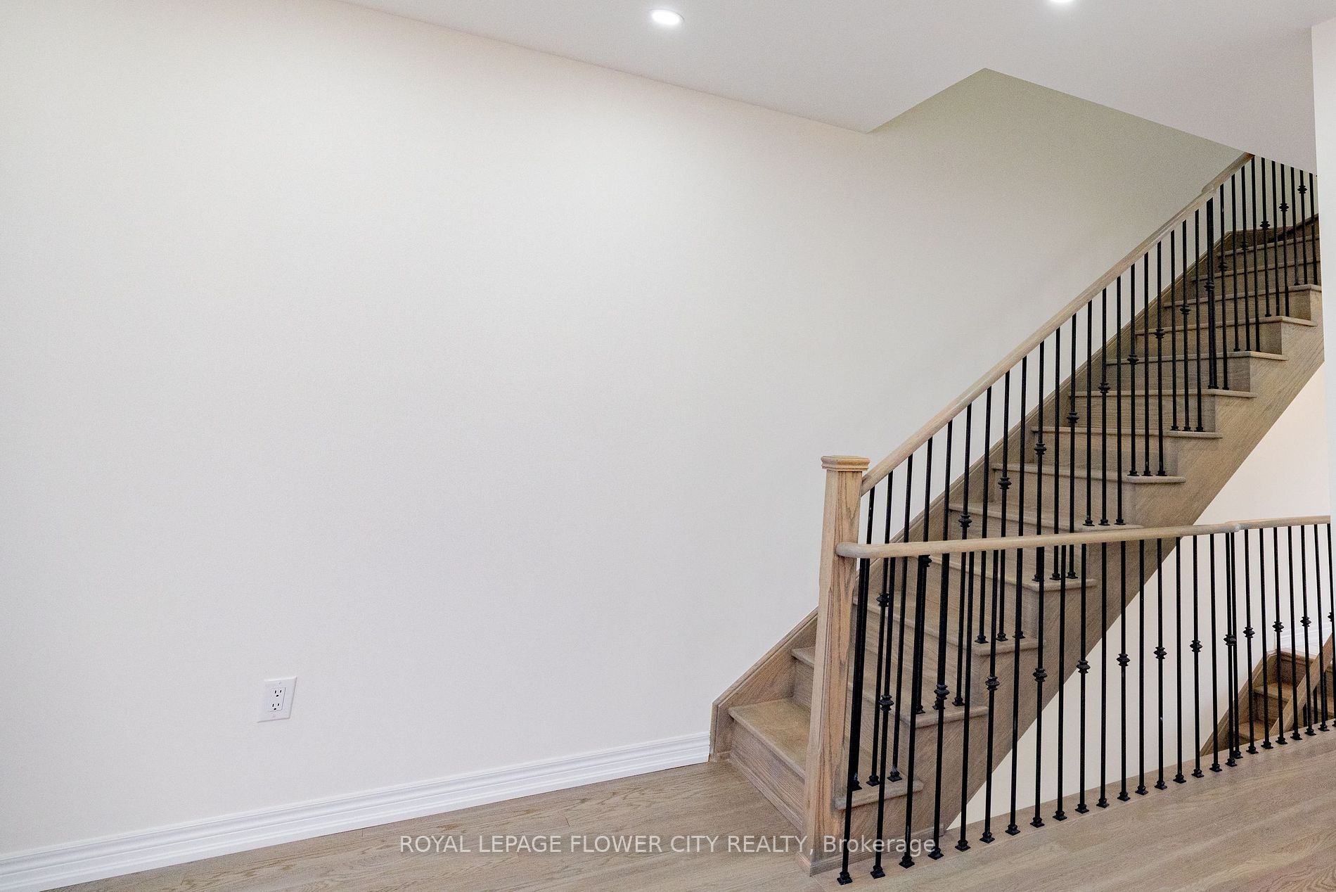 38 Queenpost Dr