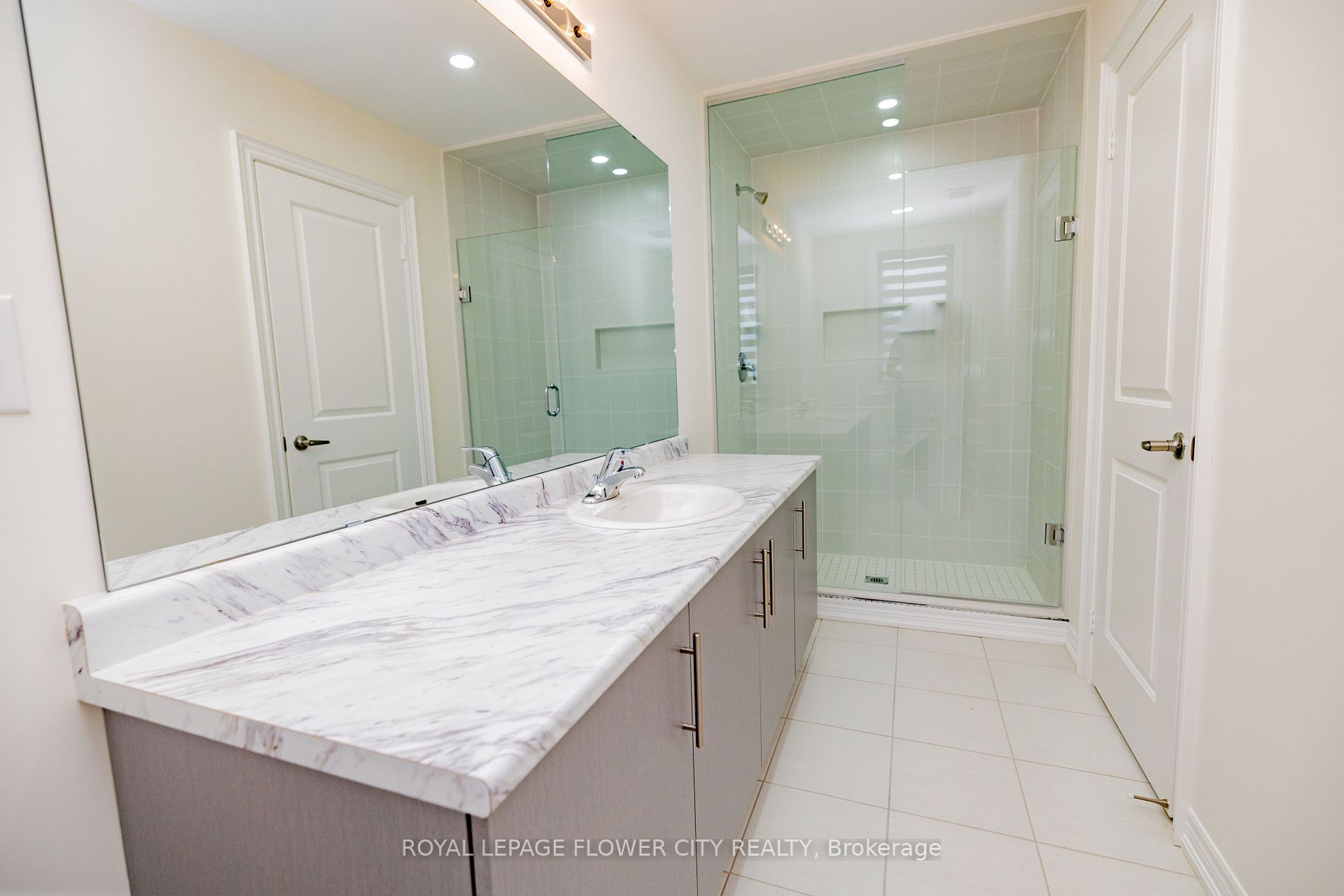 38 Queenpost Dr