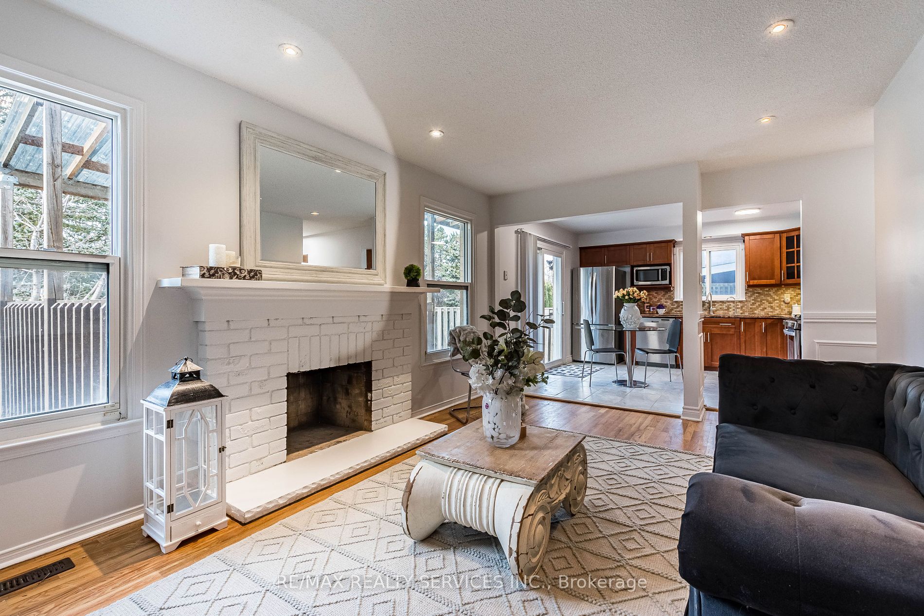 10 Nuttall St