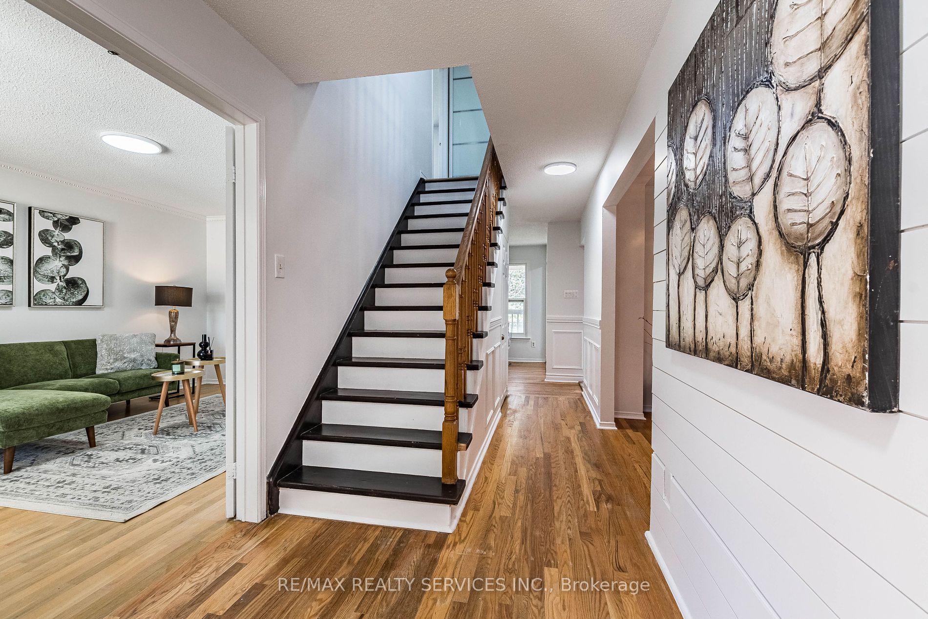 10 Nuttall St