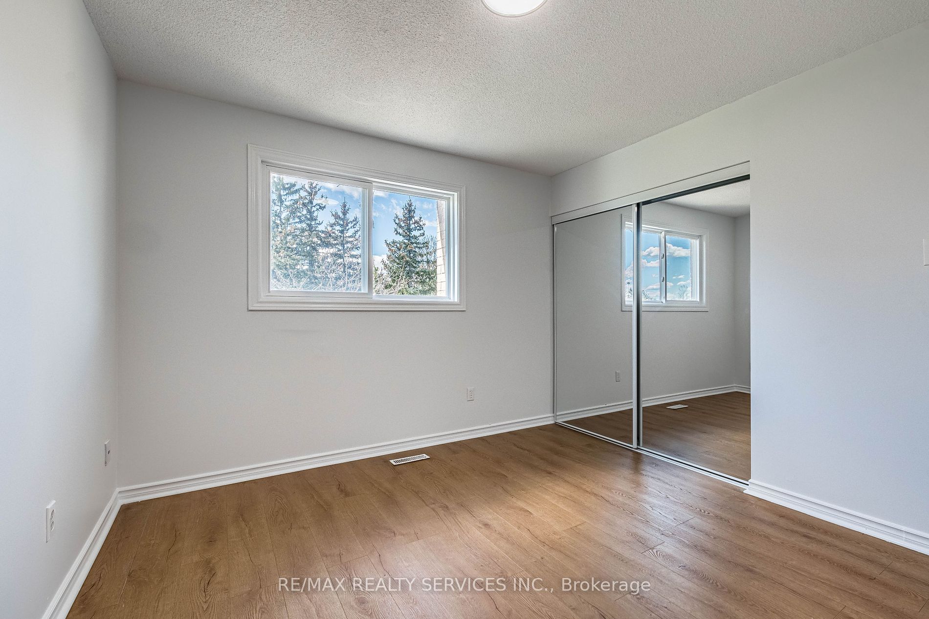 10 Nuttall St