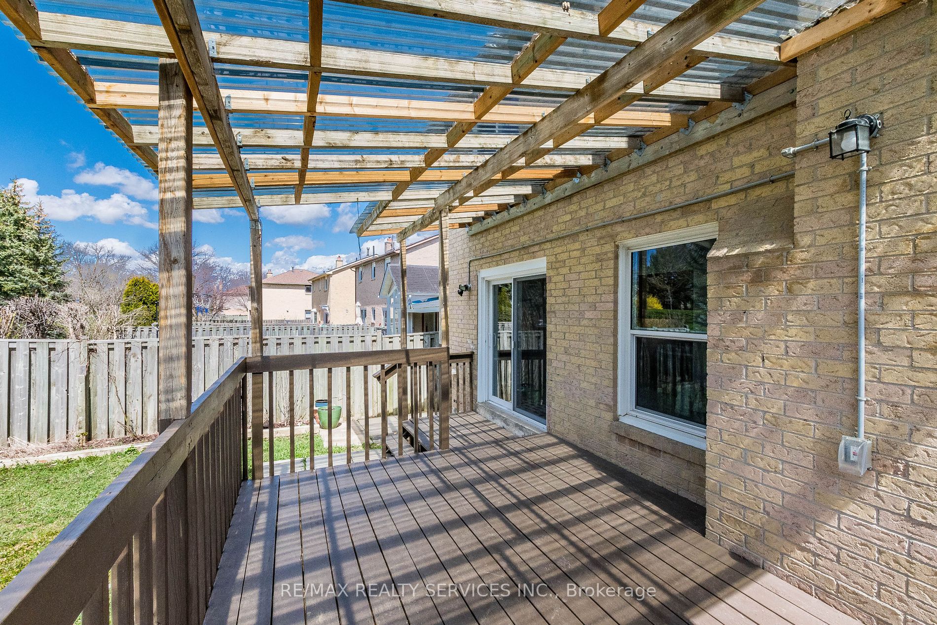 10 Nuttall St