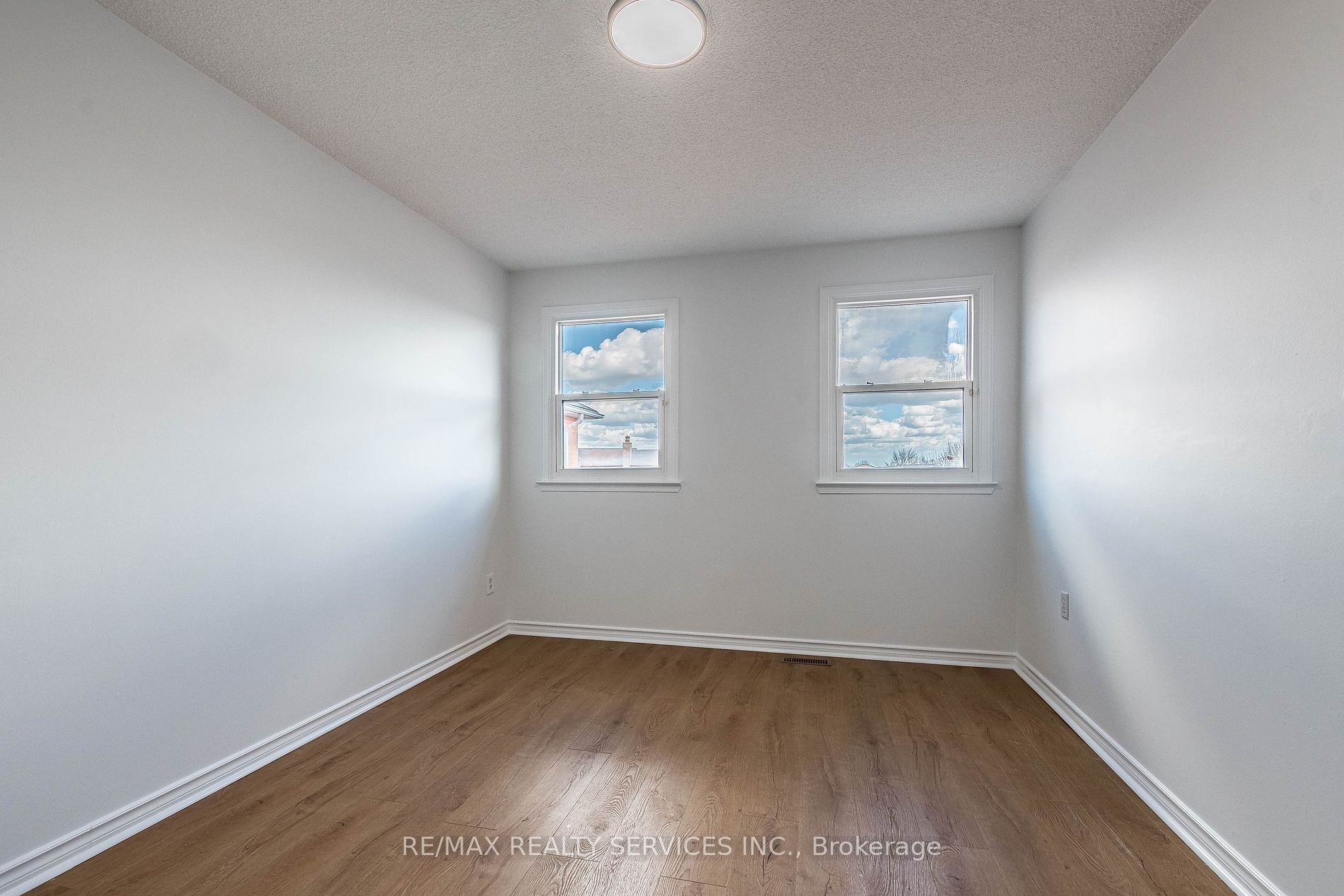 10 Nuttall St