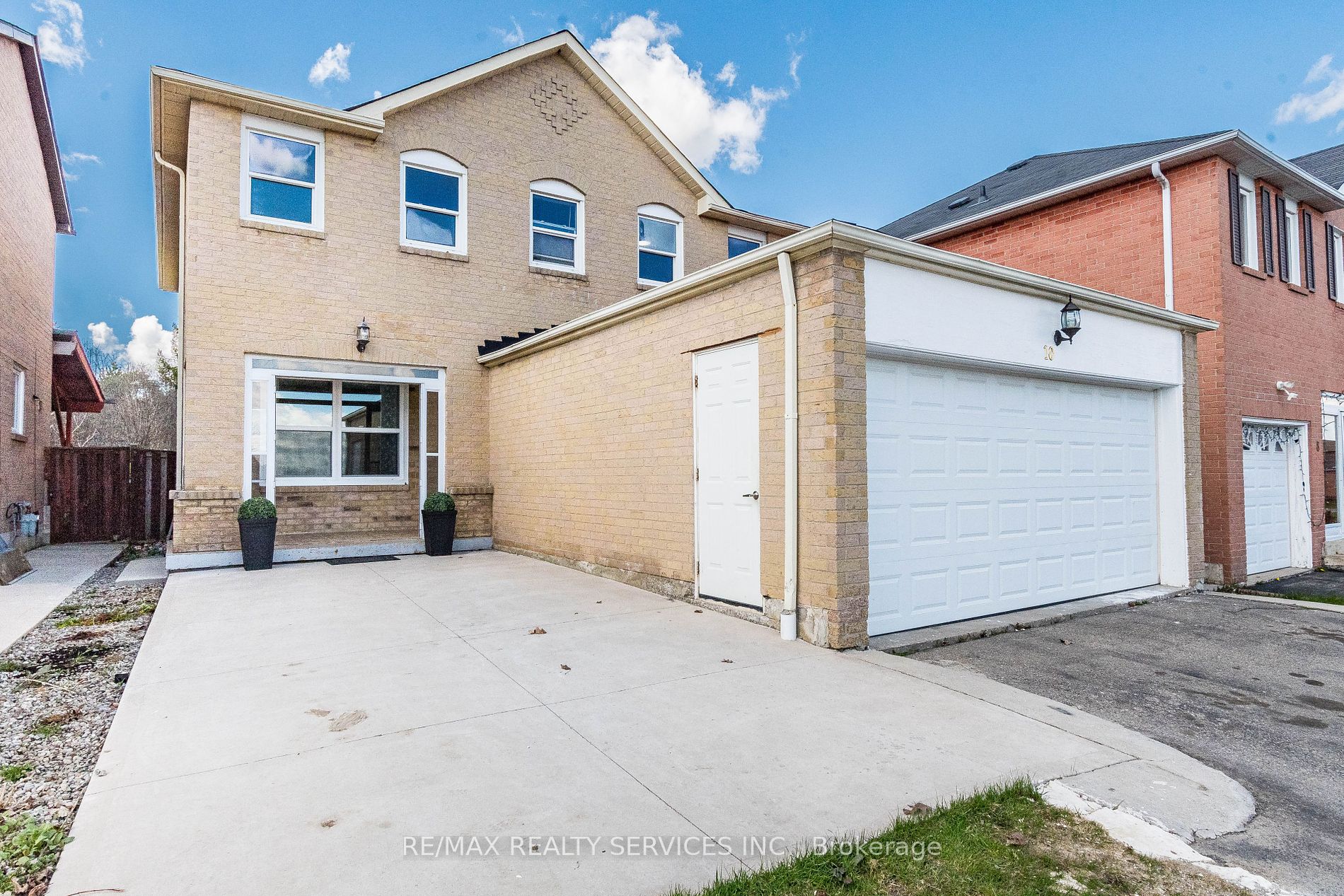 10 Nuttall St
