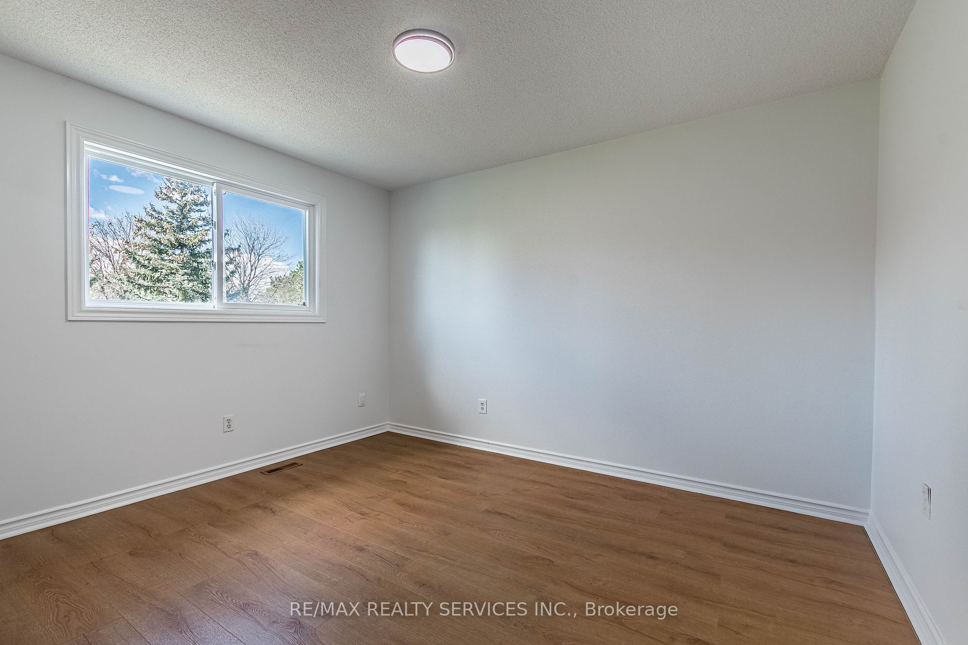 10 Nuttall St