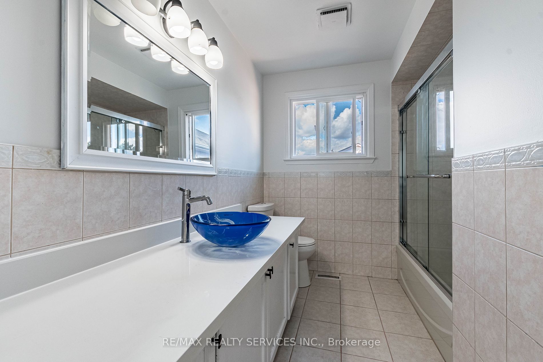 10 Nuttall St