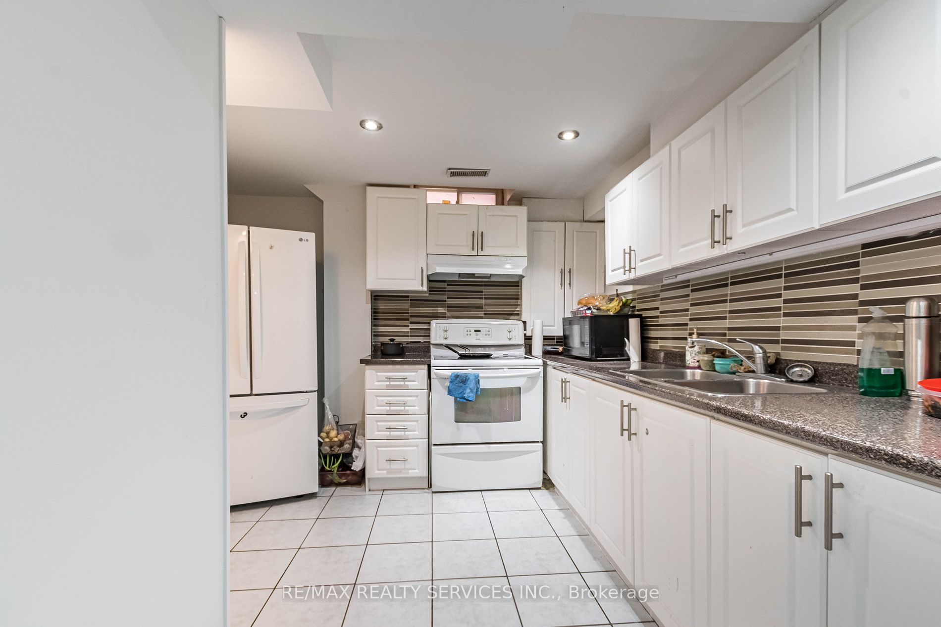 10 Nuttall St