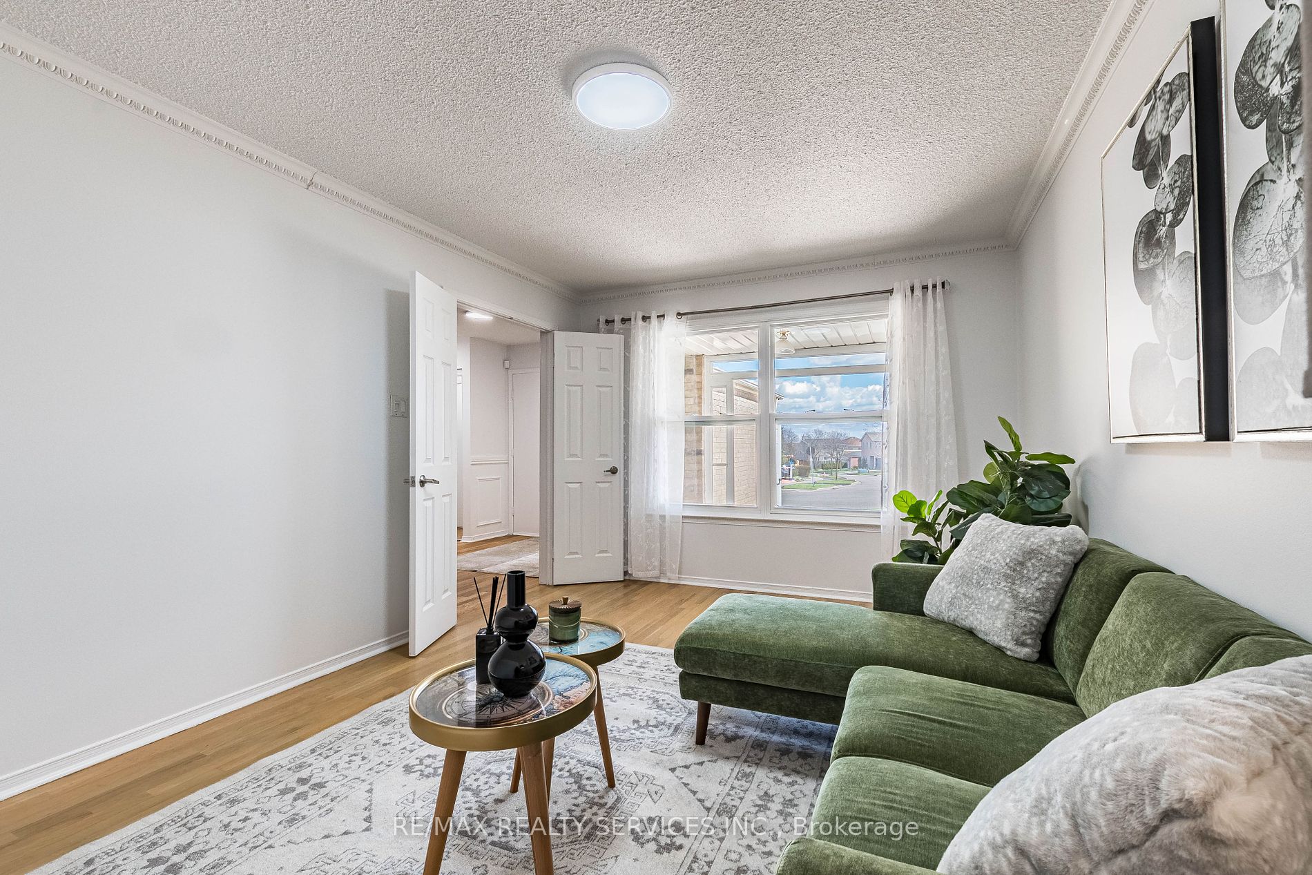 10 Nuttall St