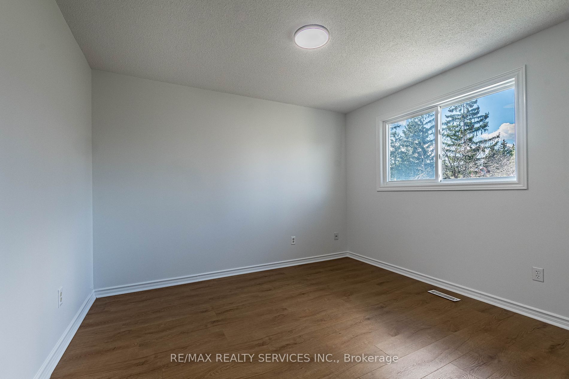 10 Nuttall St