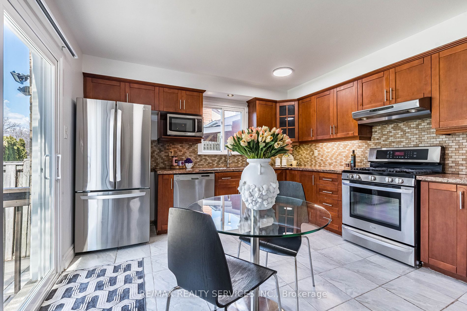 10 Nuttall St