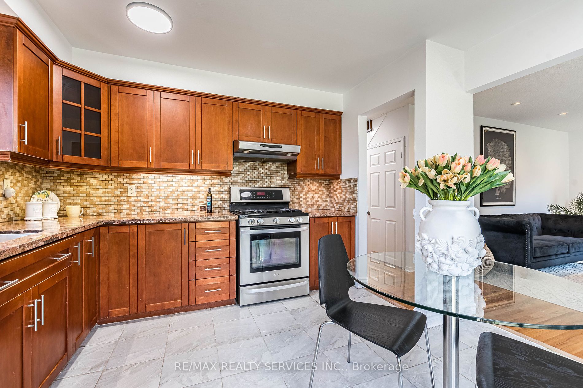 10 Nuttall St