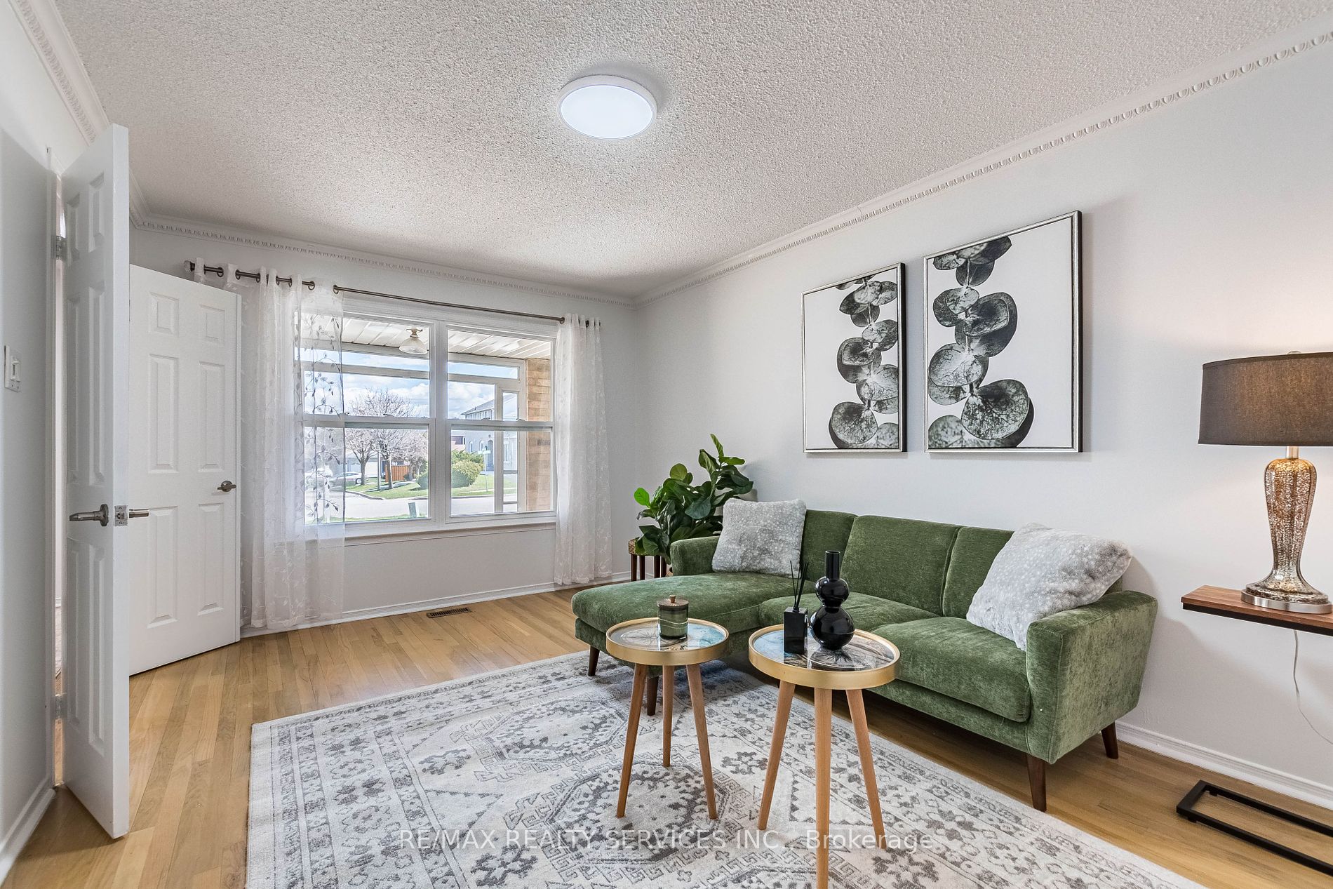 10 Nuttall St