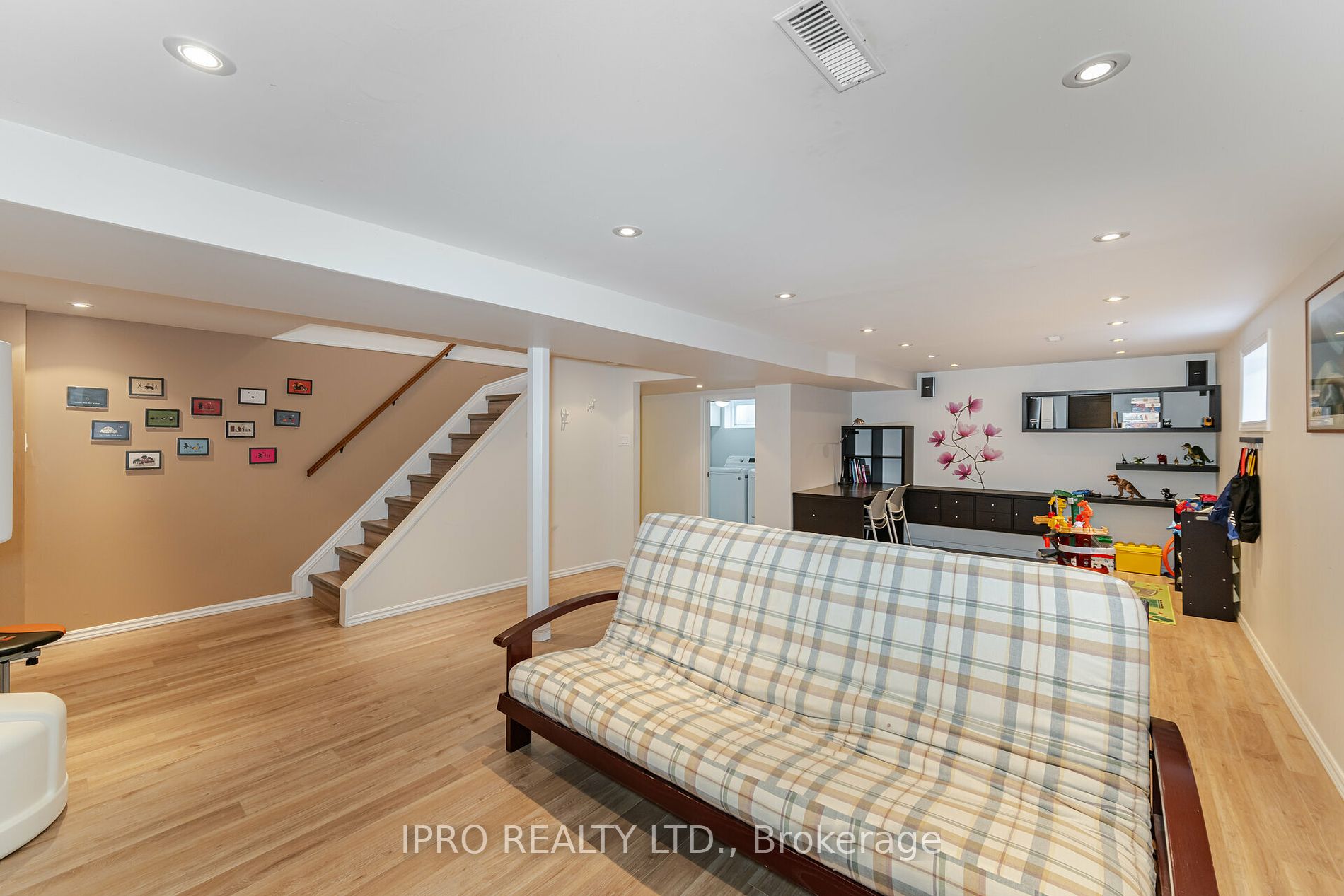 10 Eden Pl