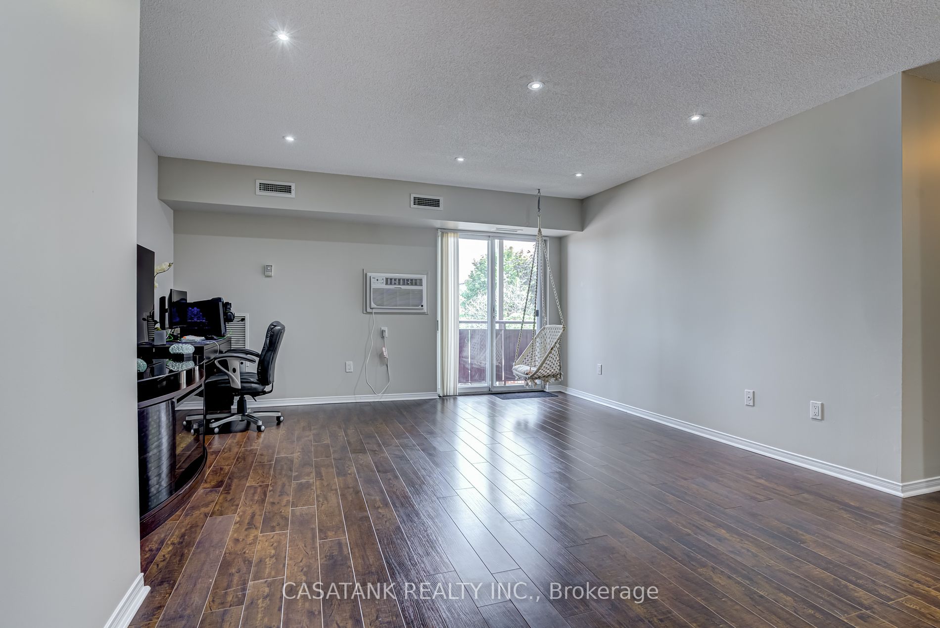 211 Forum Dr, #210A