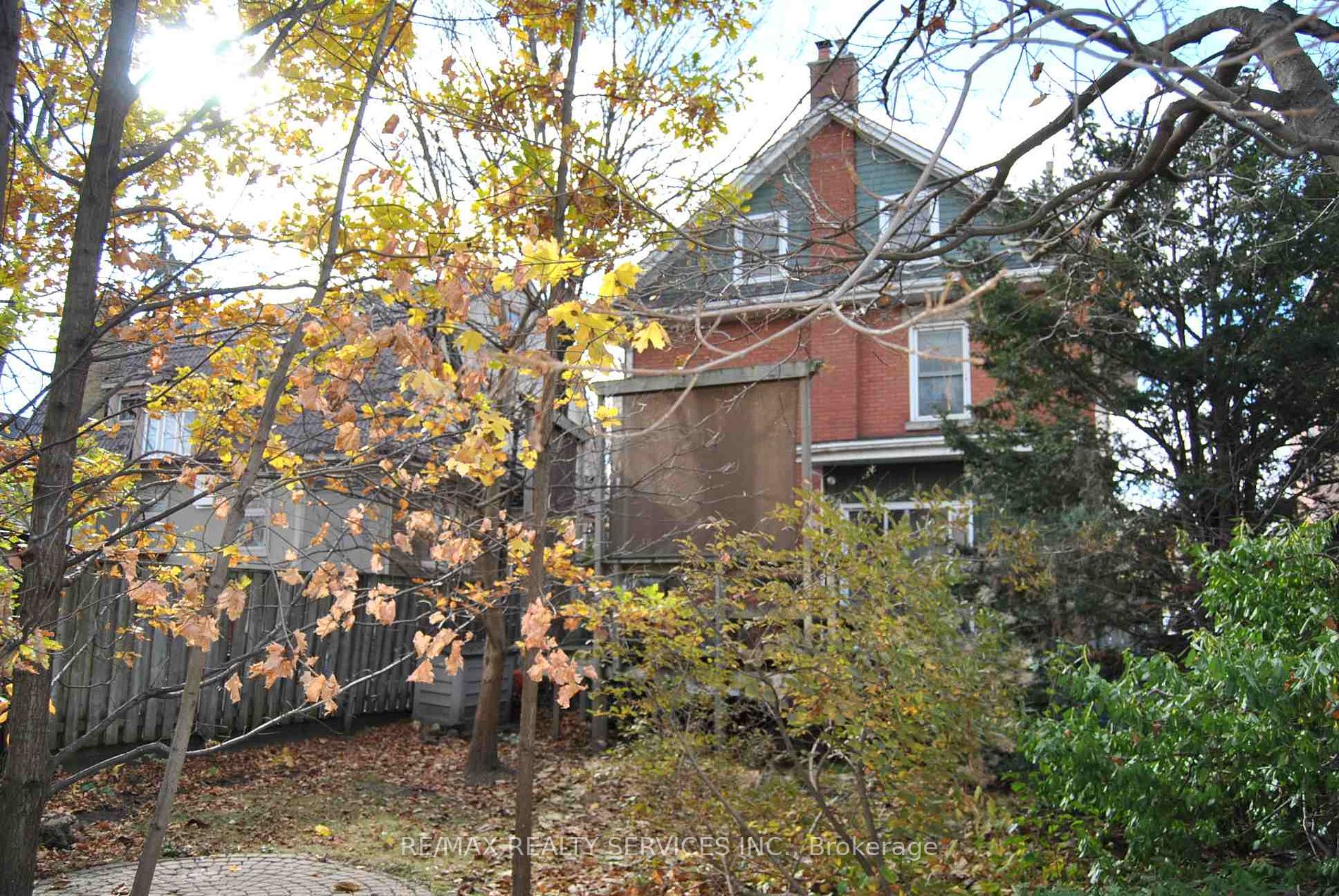 6 Elizabeth St S