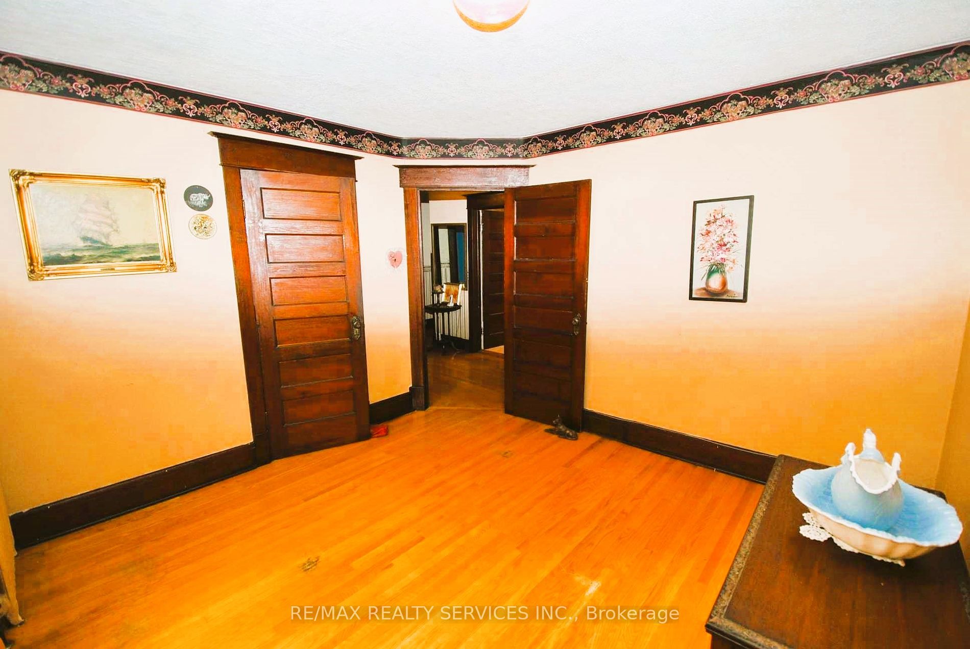 6 Elizabeth St S