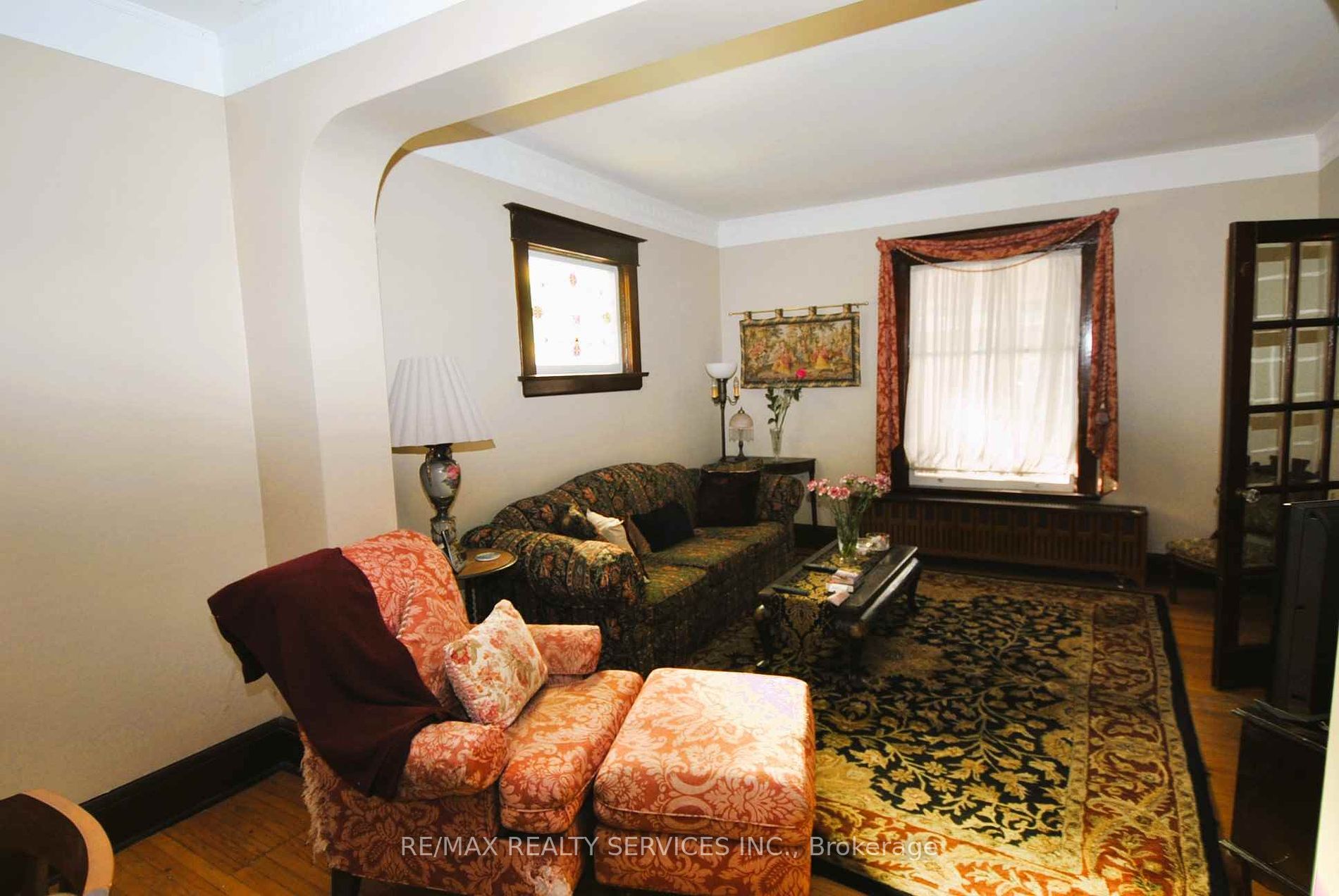 6 Elizabeth St S