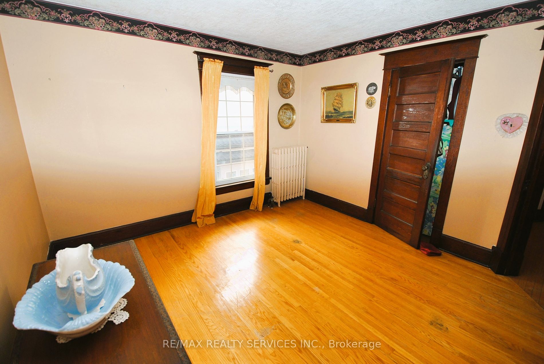 6 Elizabeth St S