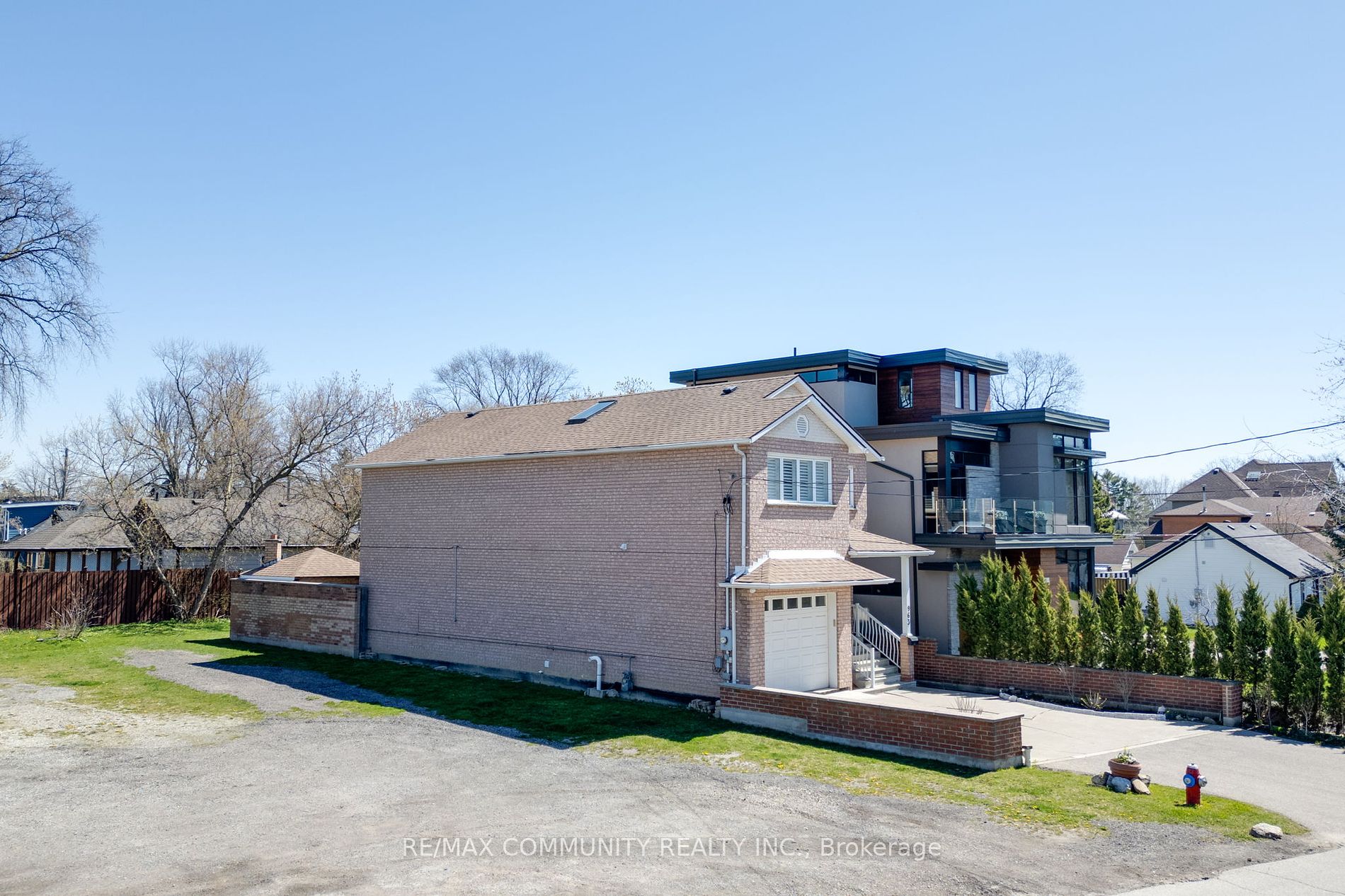 963 Hampton Crescent S