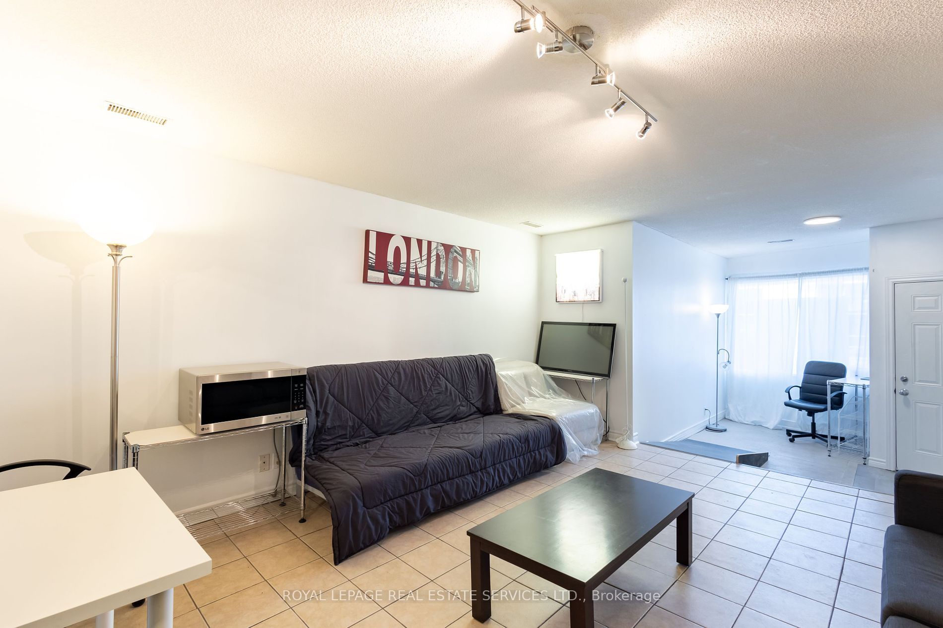 2963 Dundas Street W