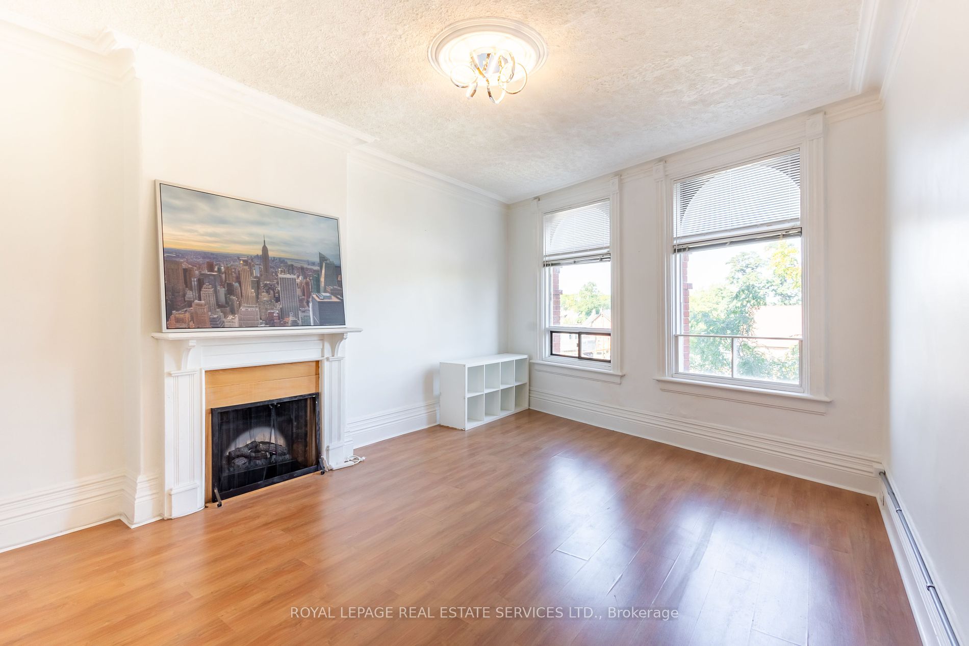 2963 Dundas Street W