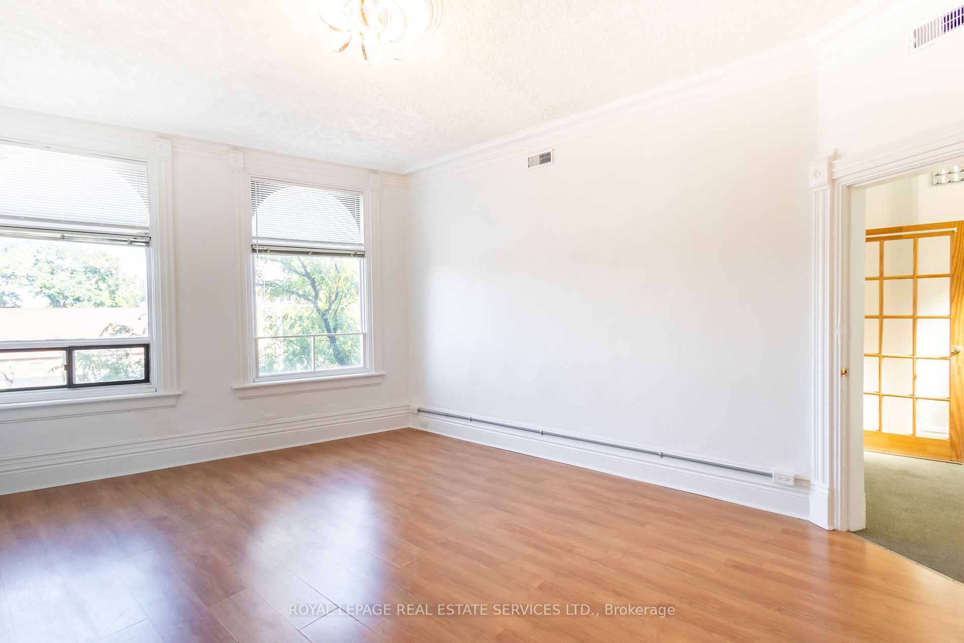 2963 Dundas Street W