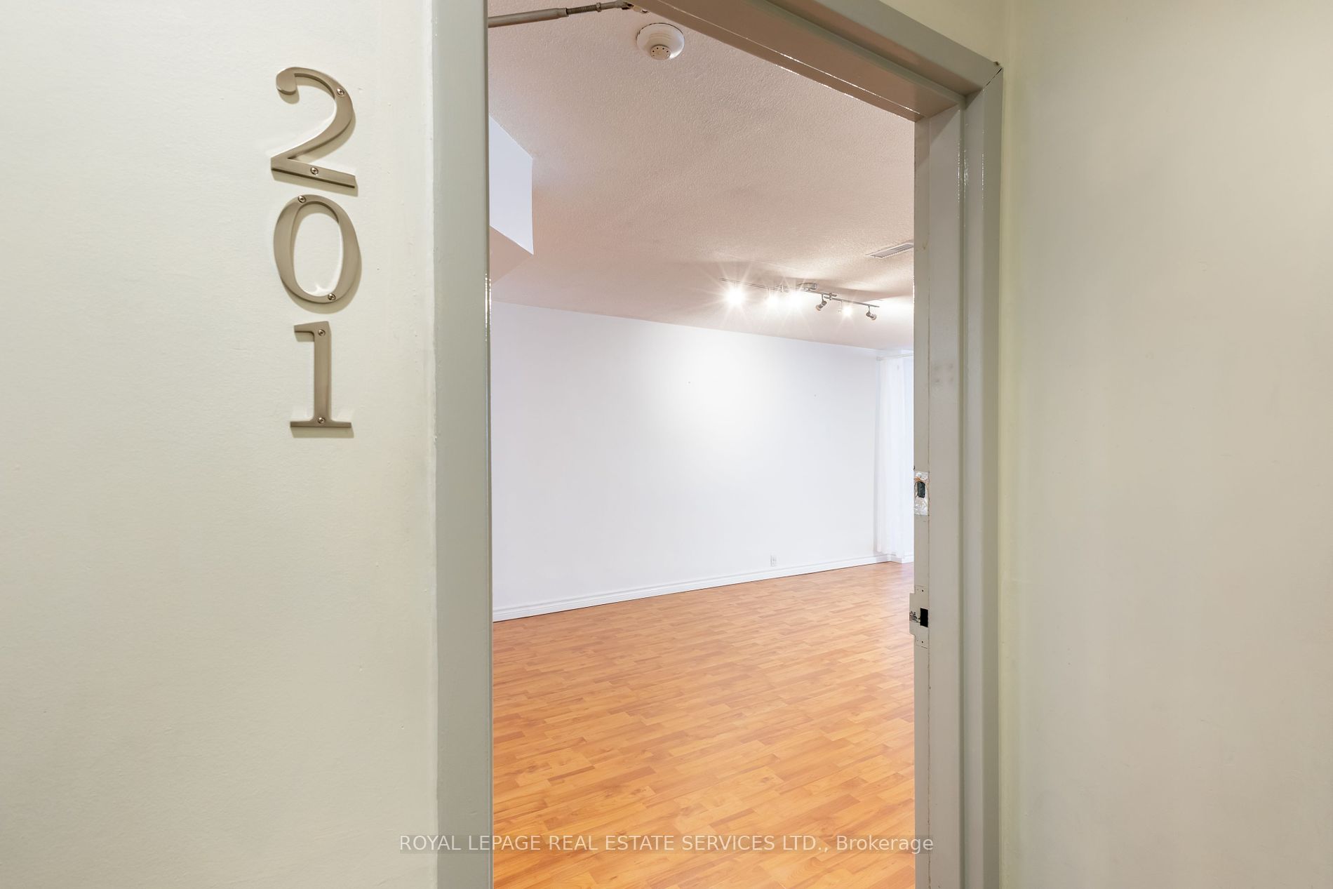 2963 Dundas Street W