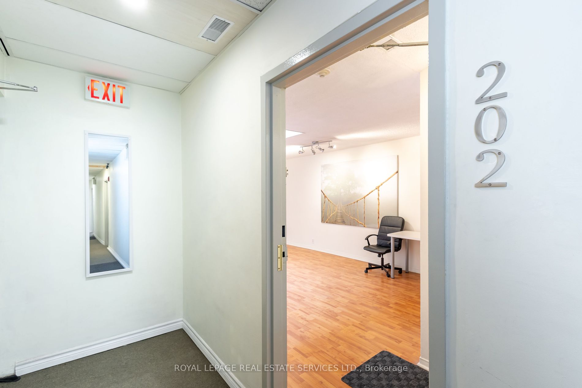 2963 Dundas Street W