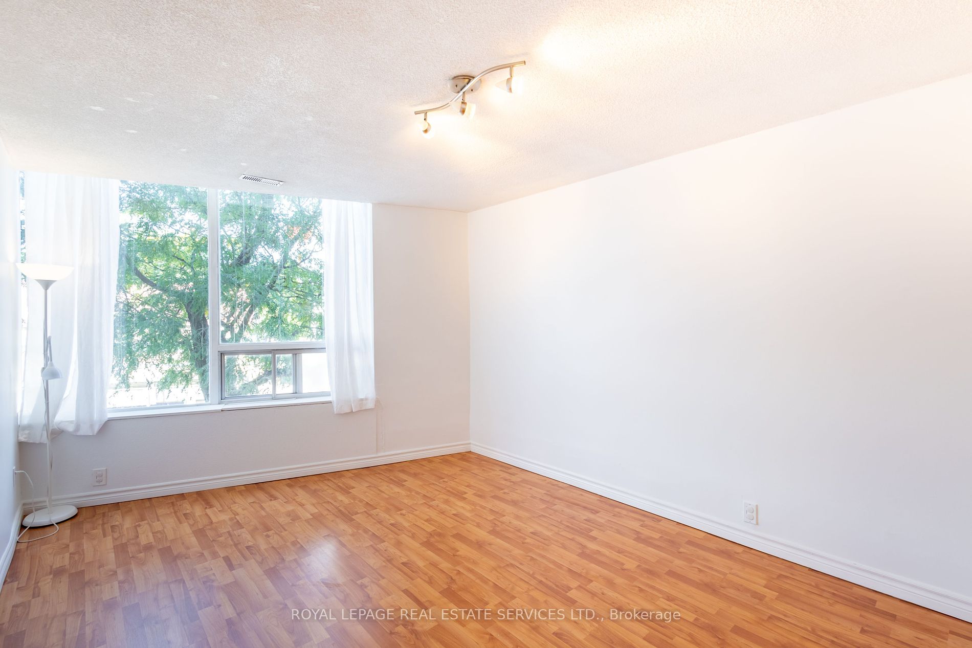 2963 Dundas Street W