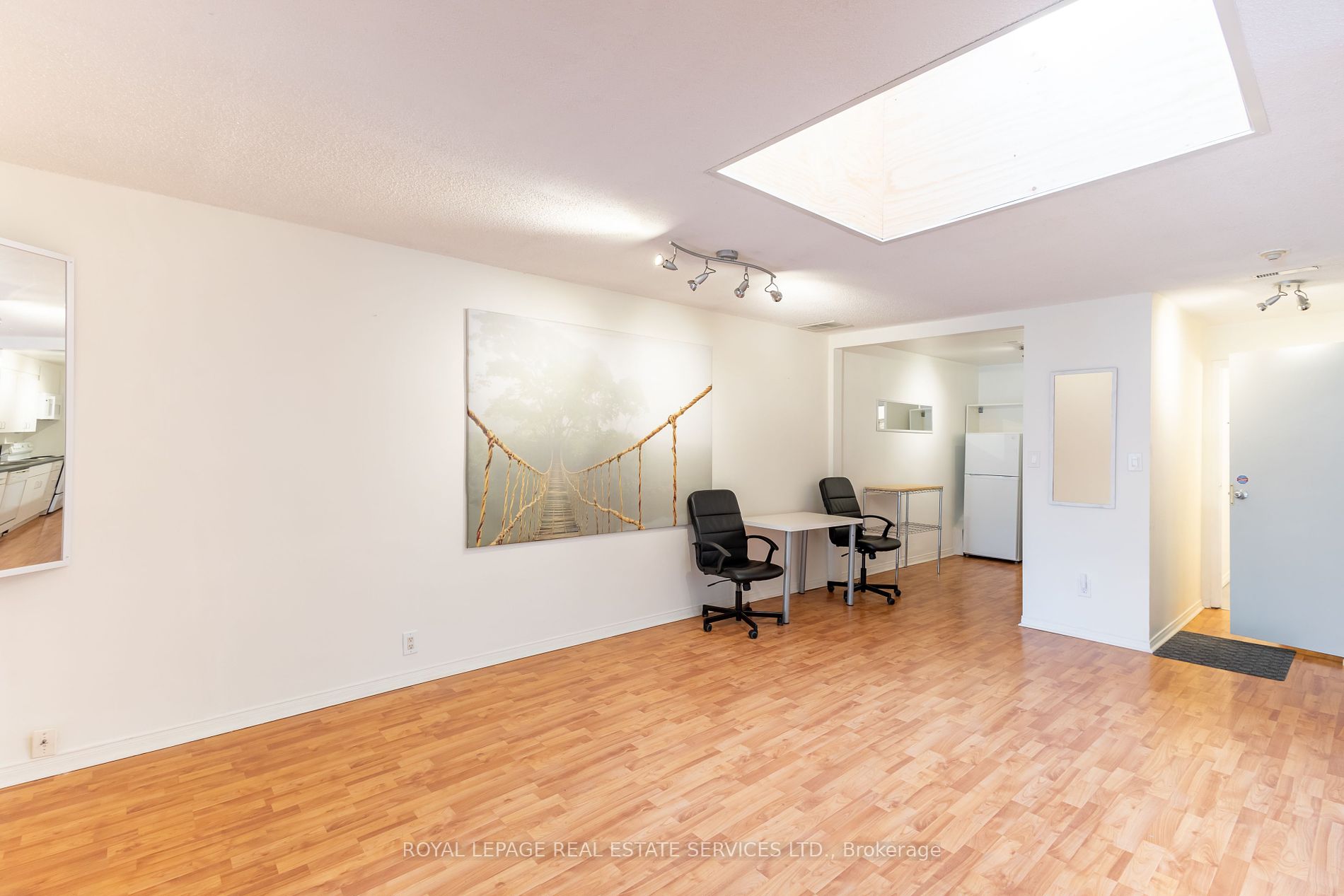 2963 Dundas Street W